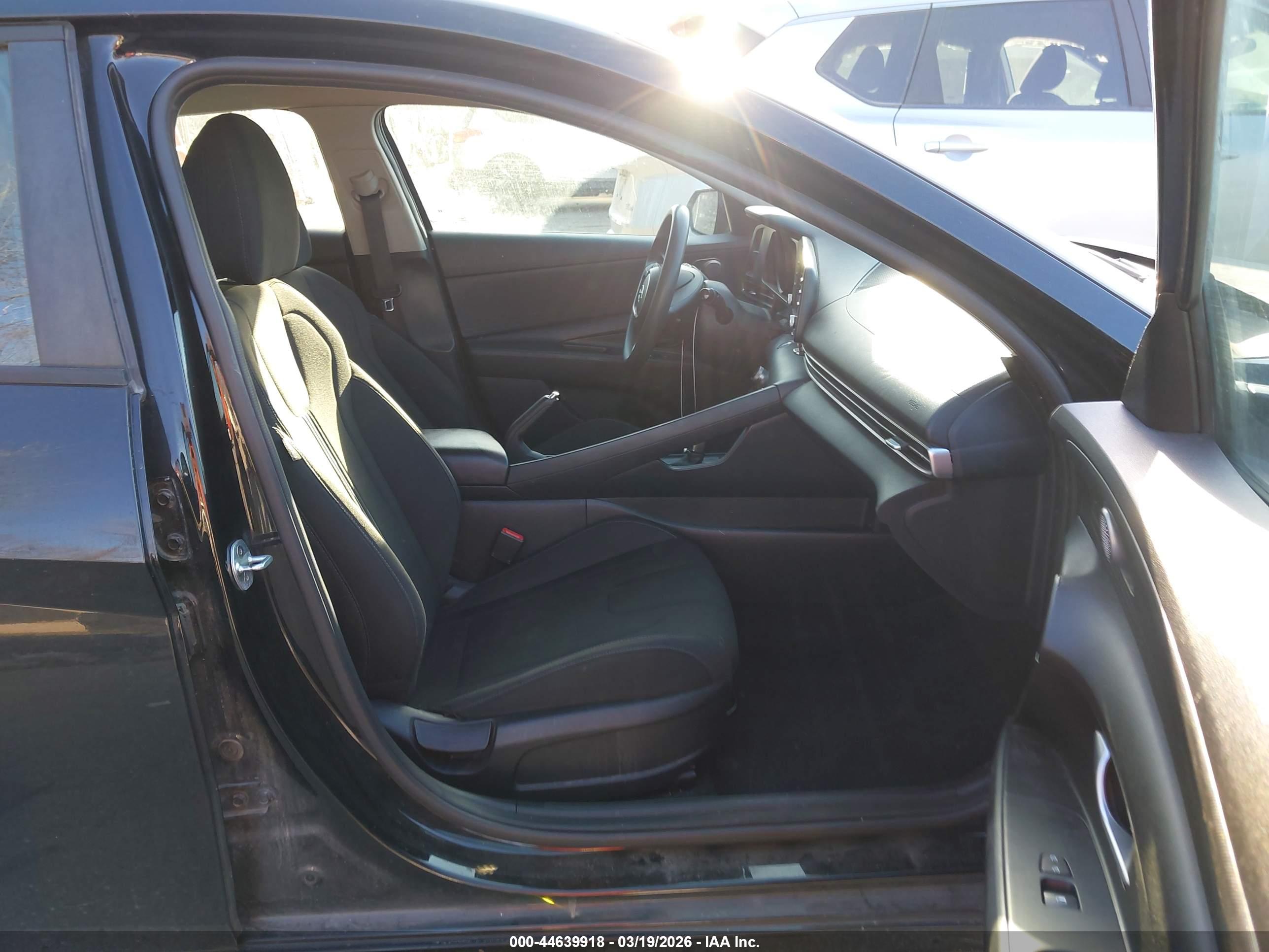 HYUNDAI ELANTRA image 5