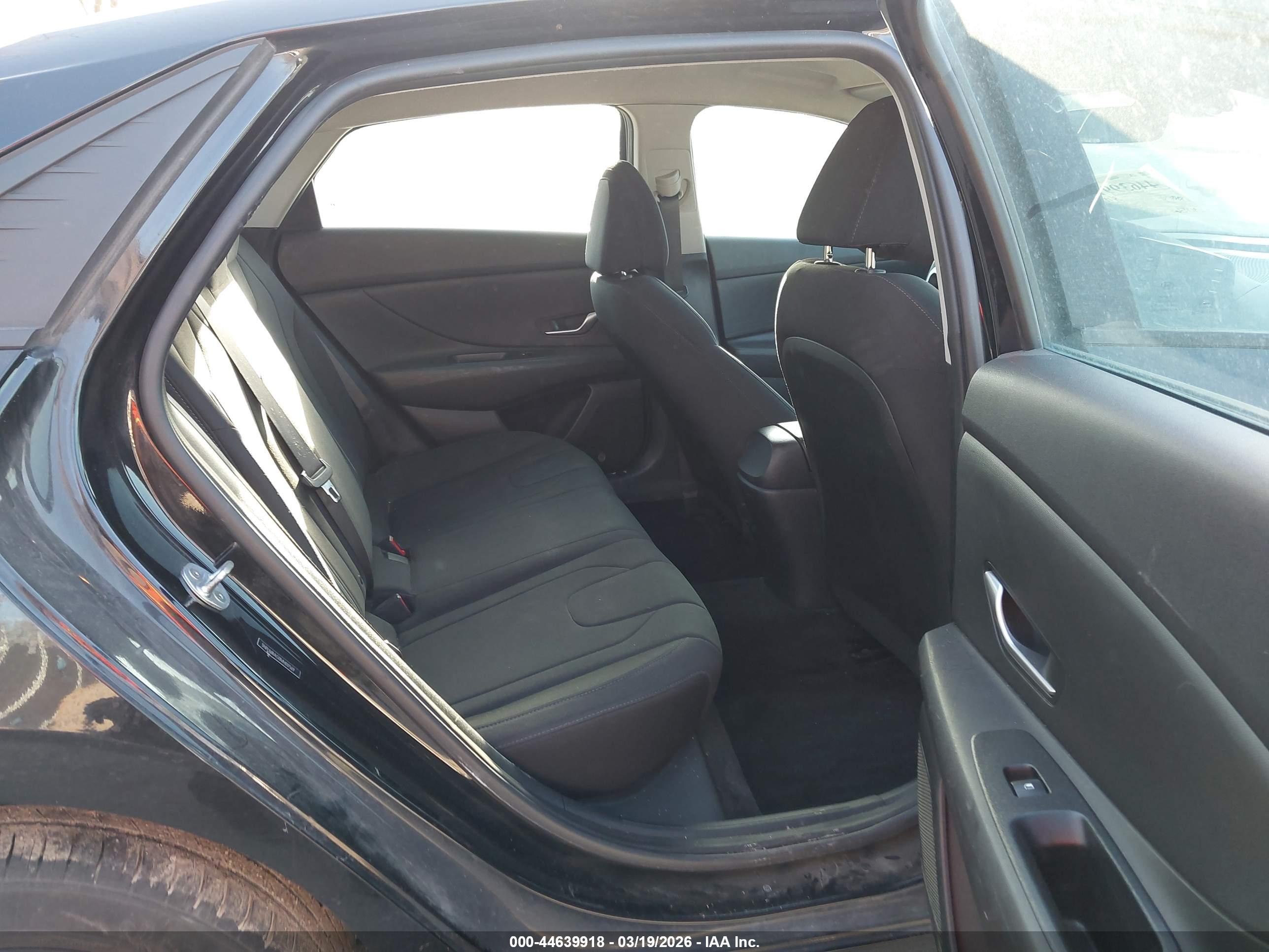 HYUNDAI ELANTRA image 8