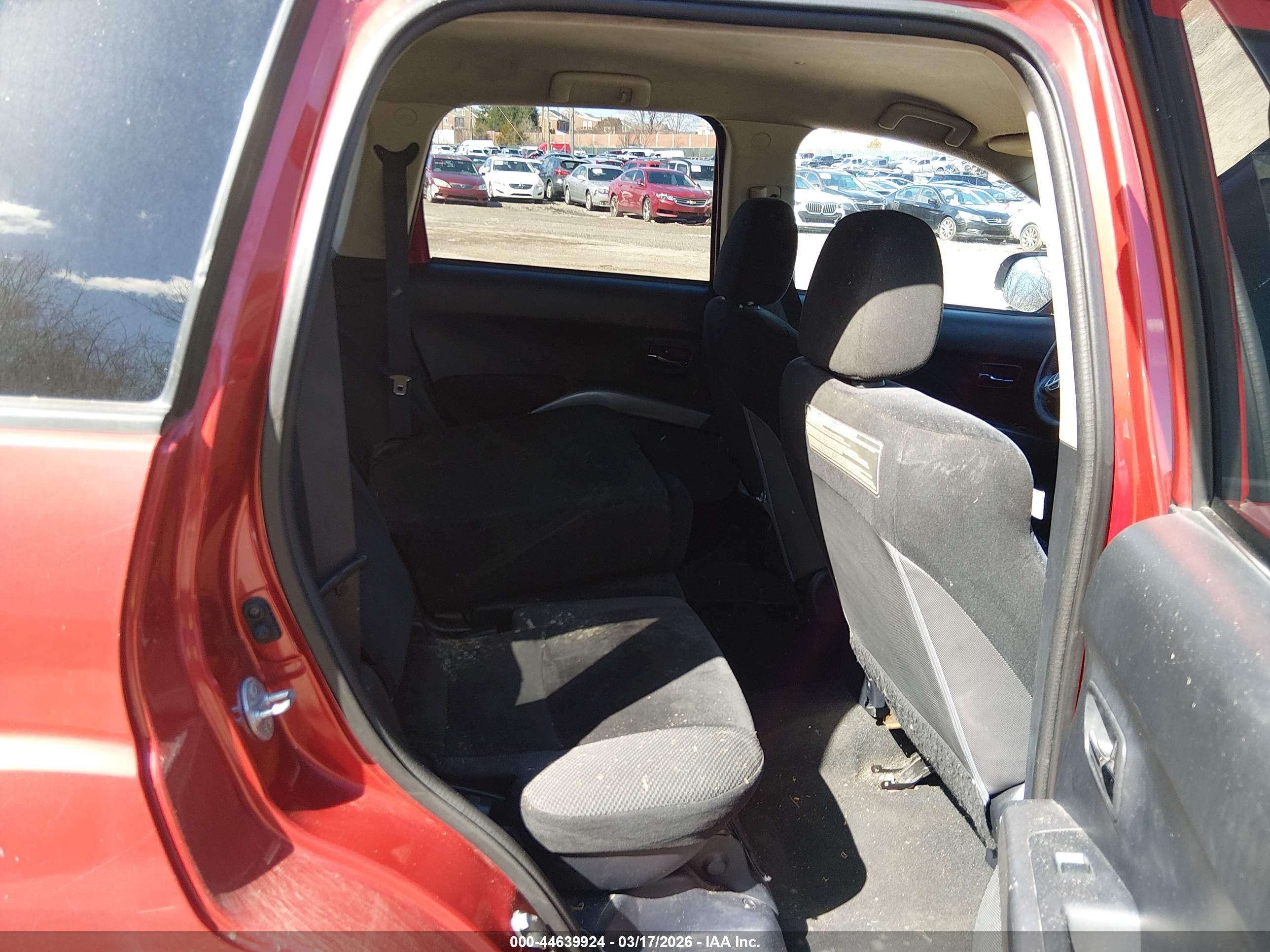 MITSUBISHI OUTLANDER image 8