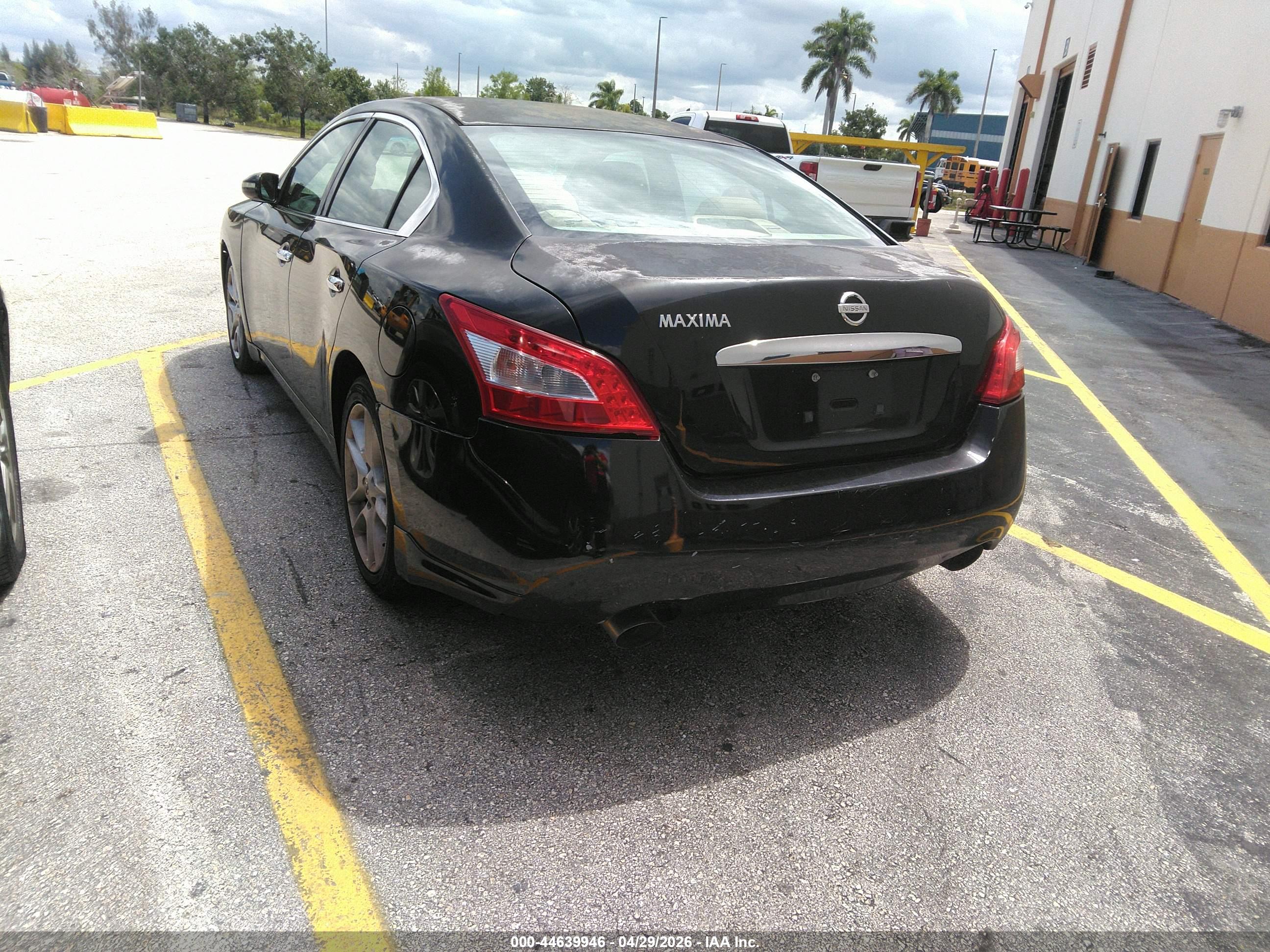 NISSAN MAXIMA image 3