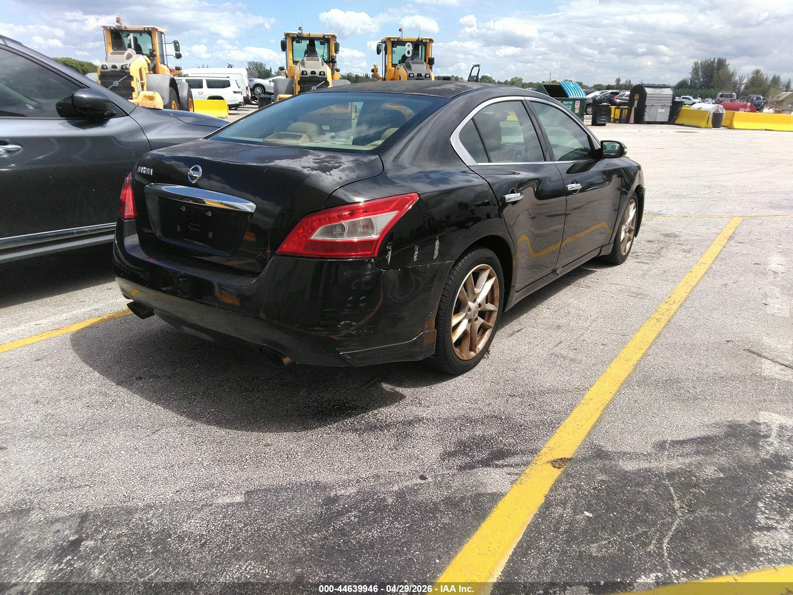 NISSAN MAXIMA image 4