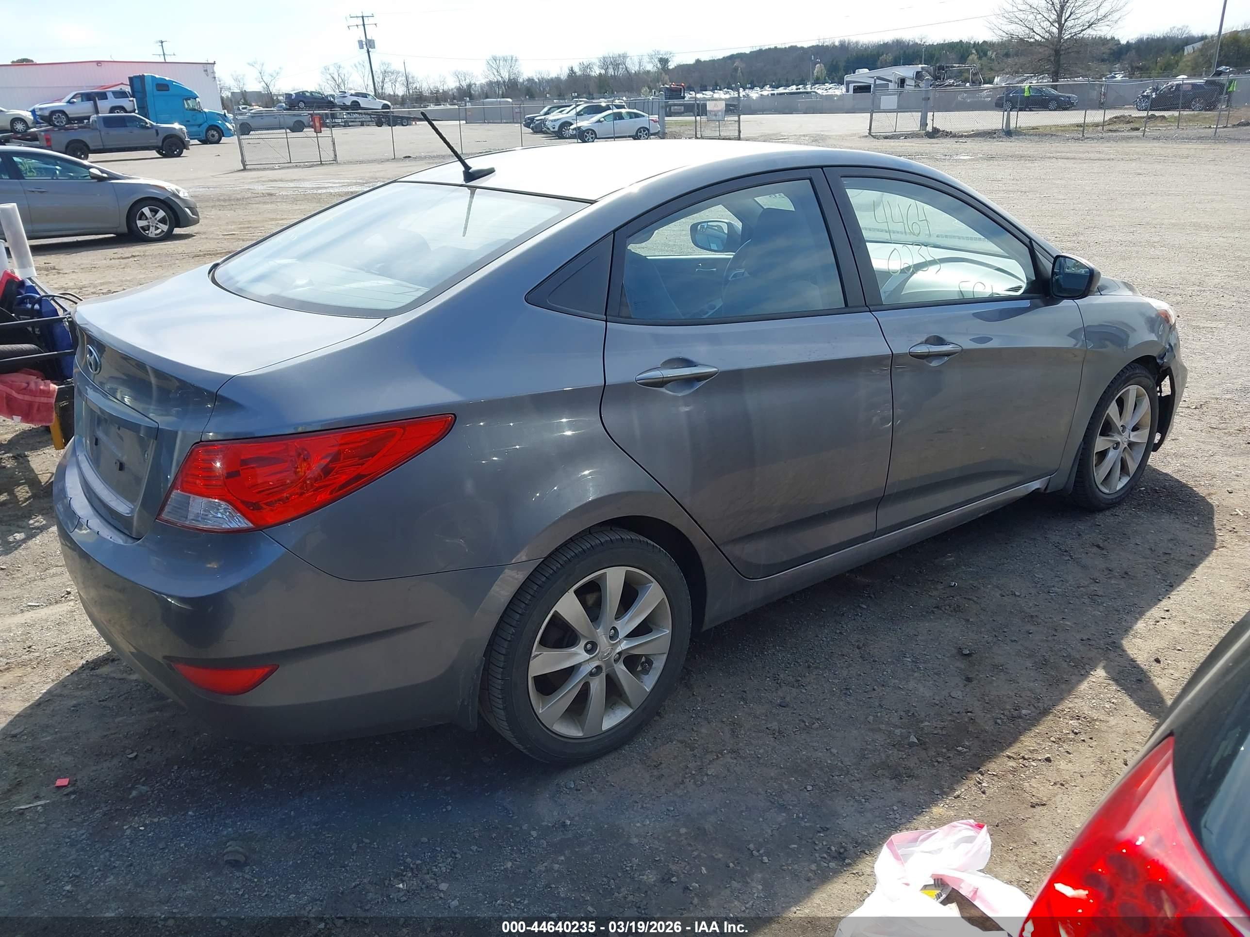 HYUNDAI ACCENT image 4