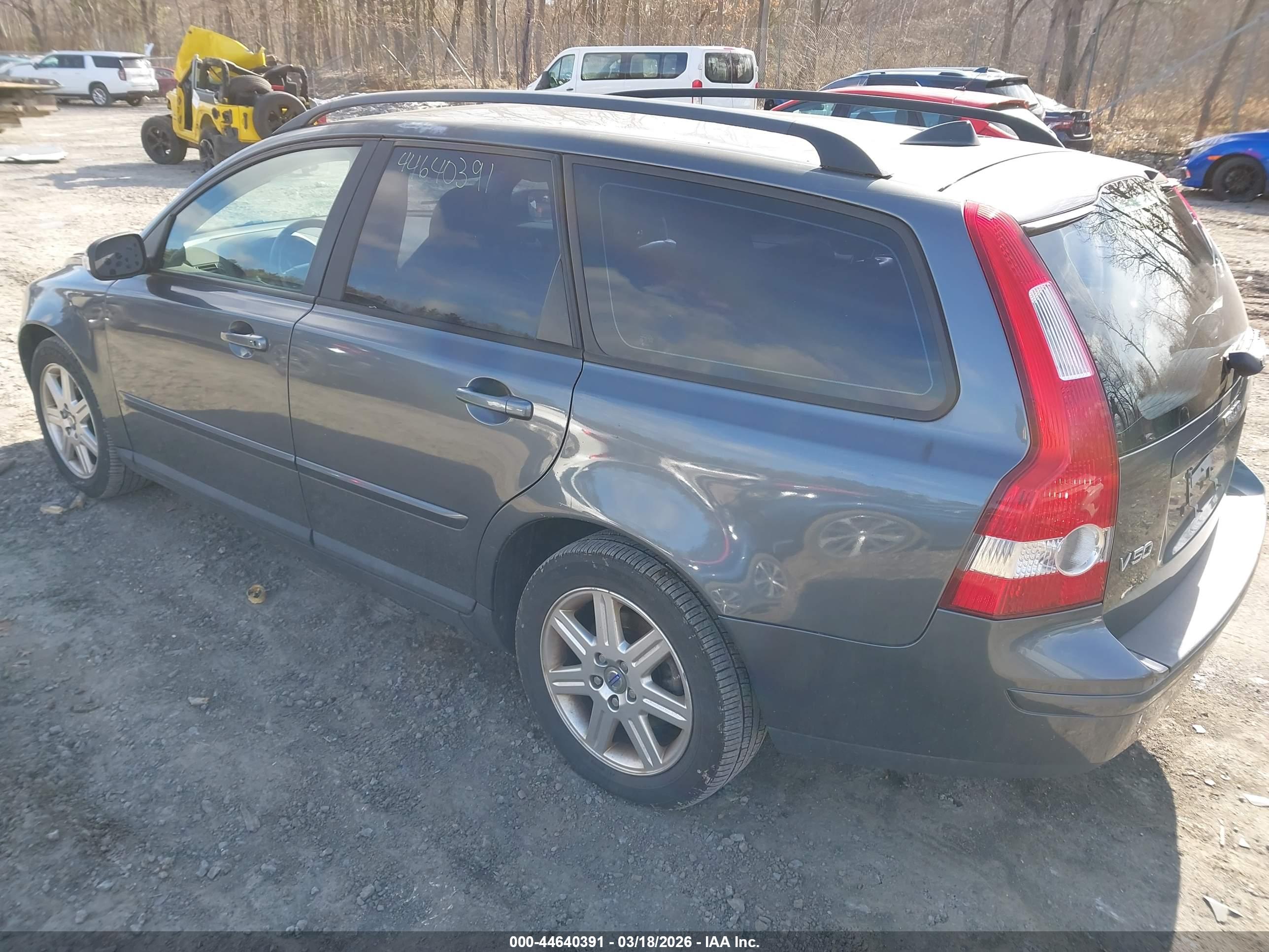 VOLVO V50 image 3