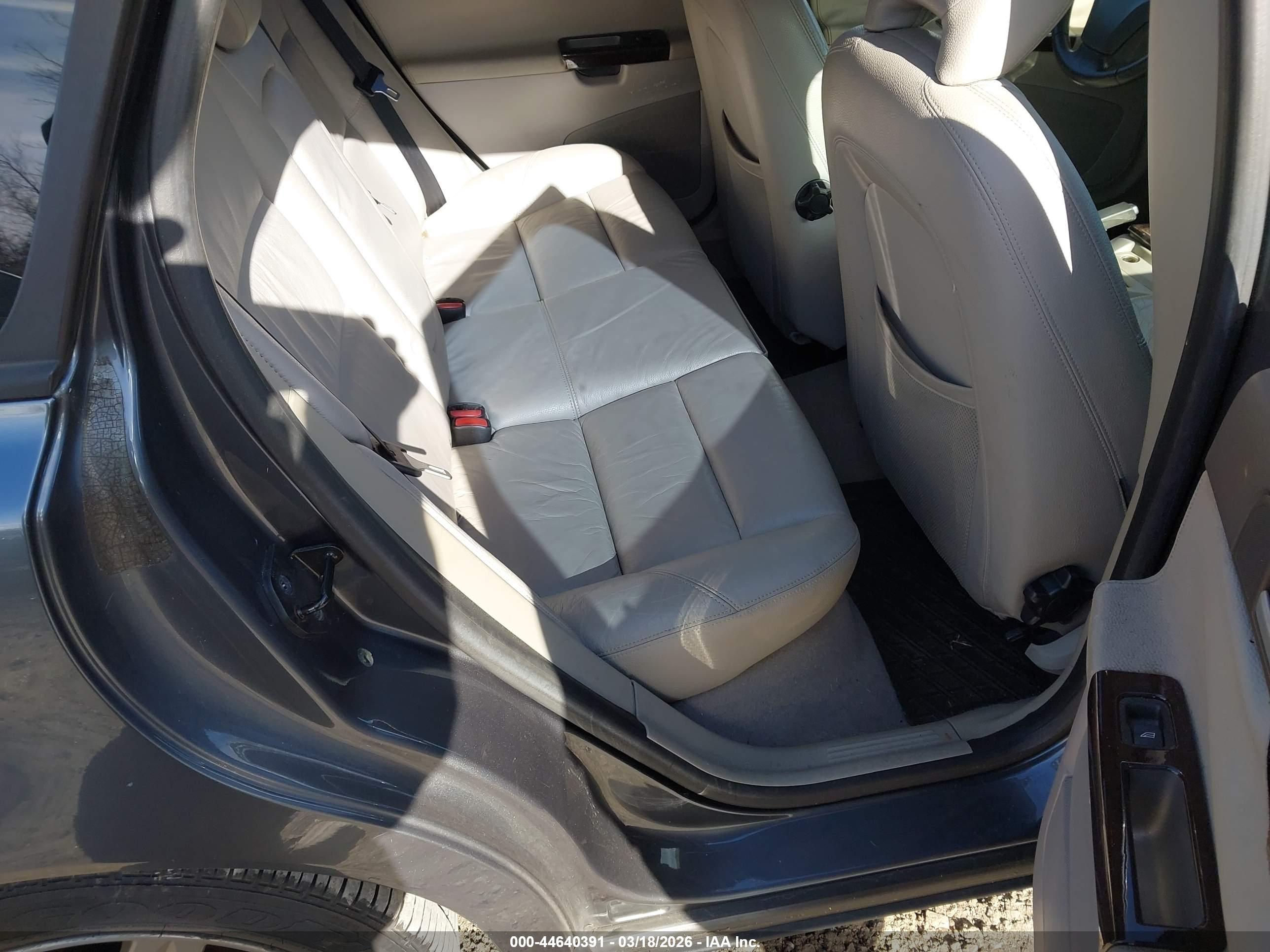 VOLVO V50 image 8