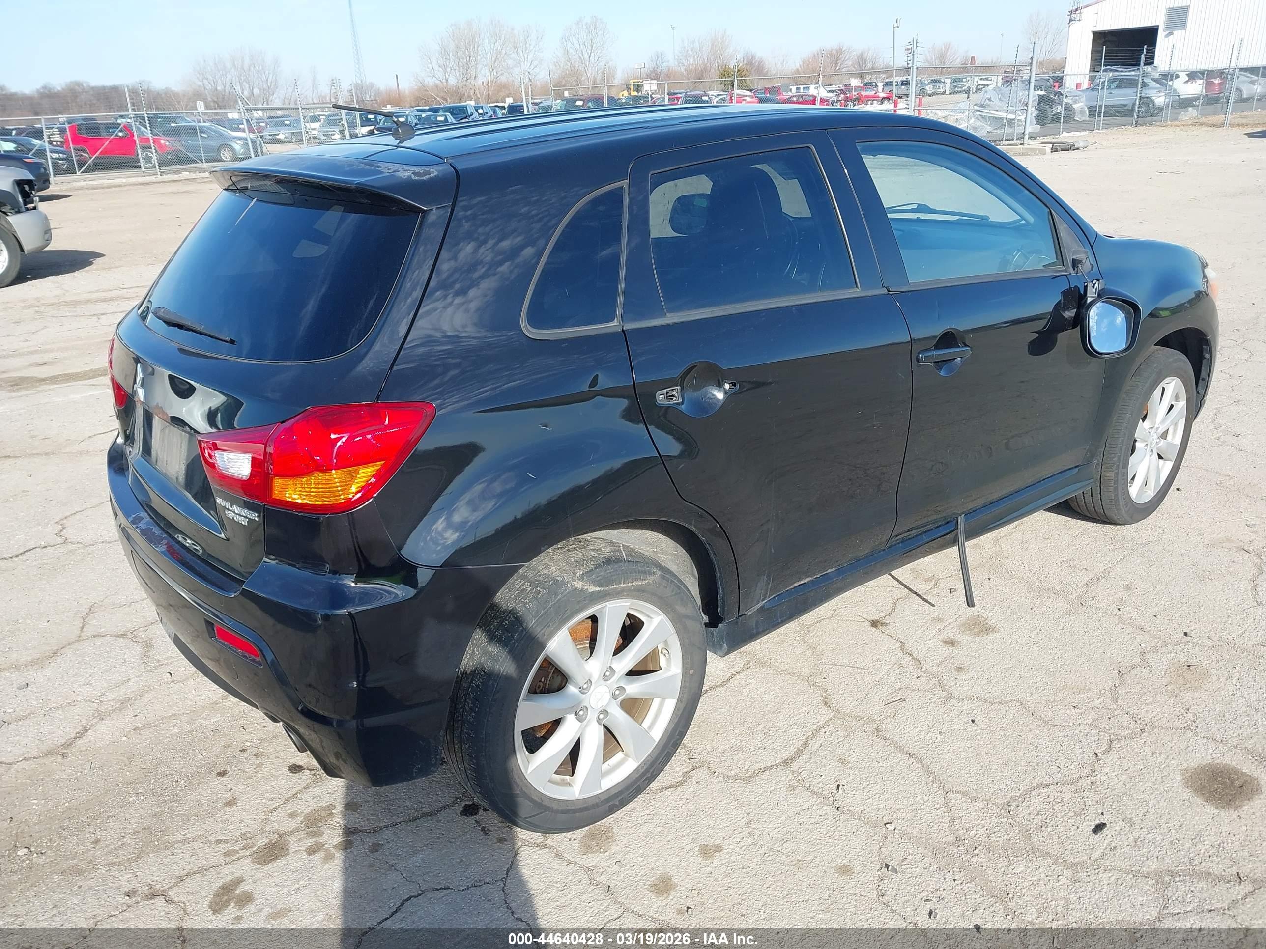 MITSUBISHI OUTLANDER image 4