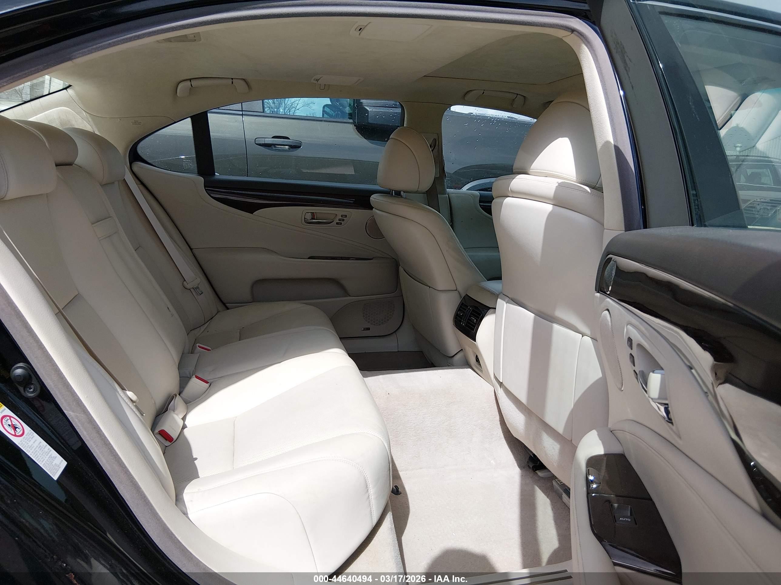 LEXUS LS image 8