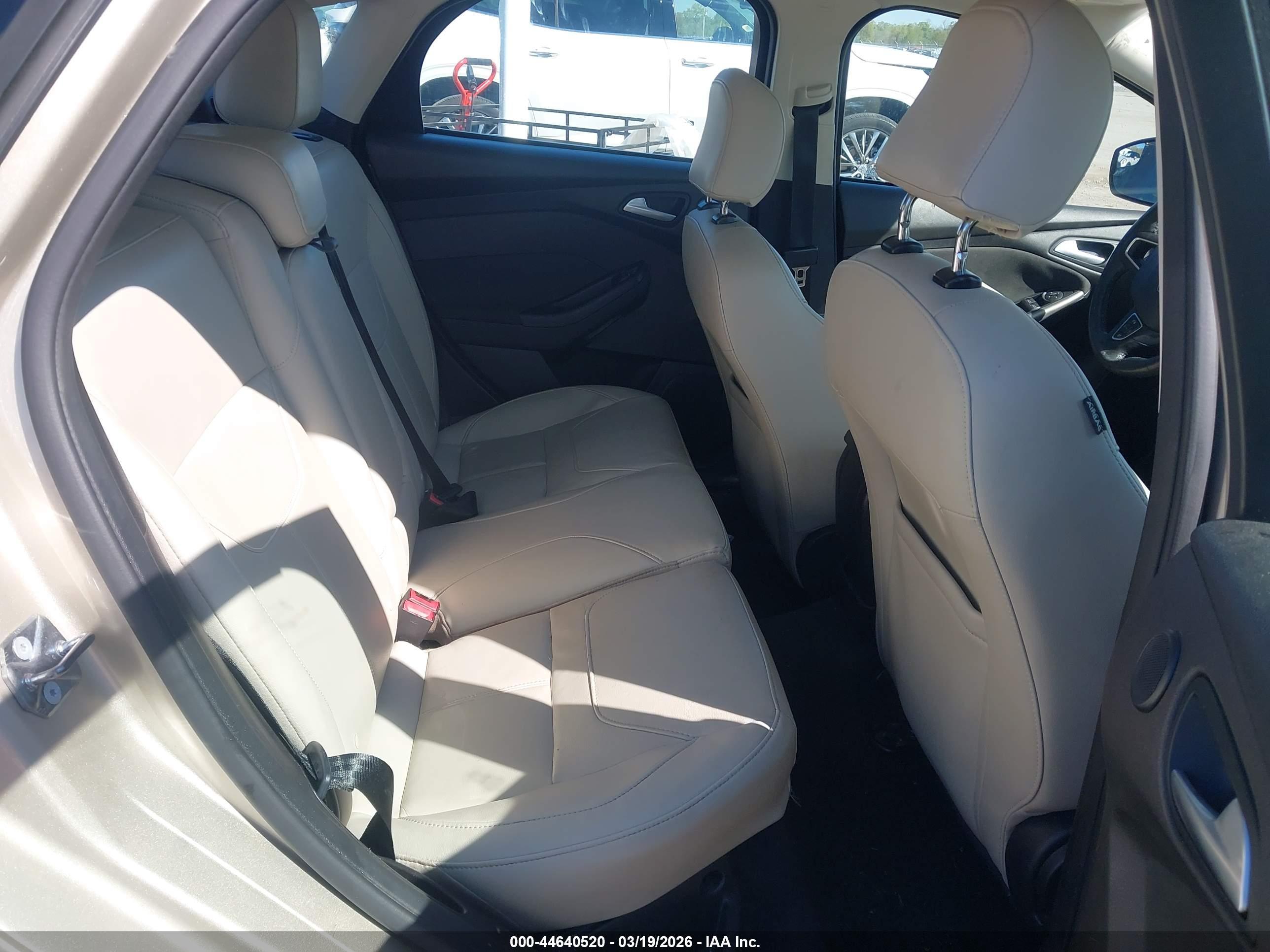 FORD FOCUS image 8