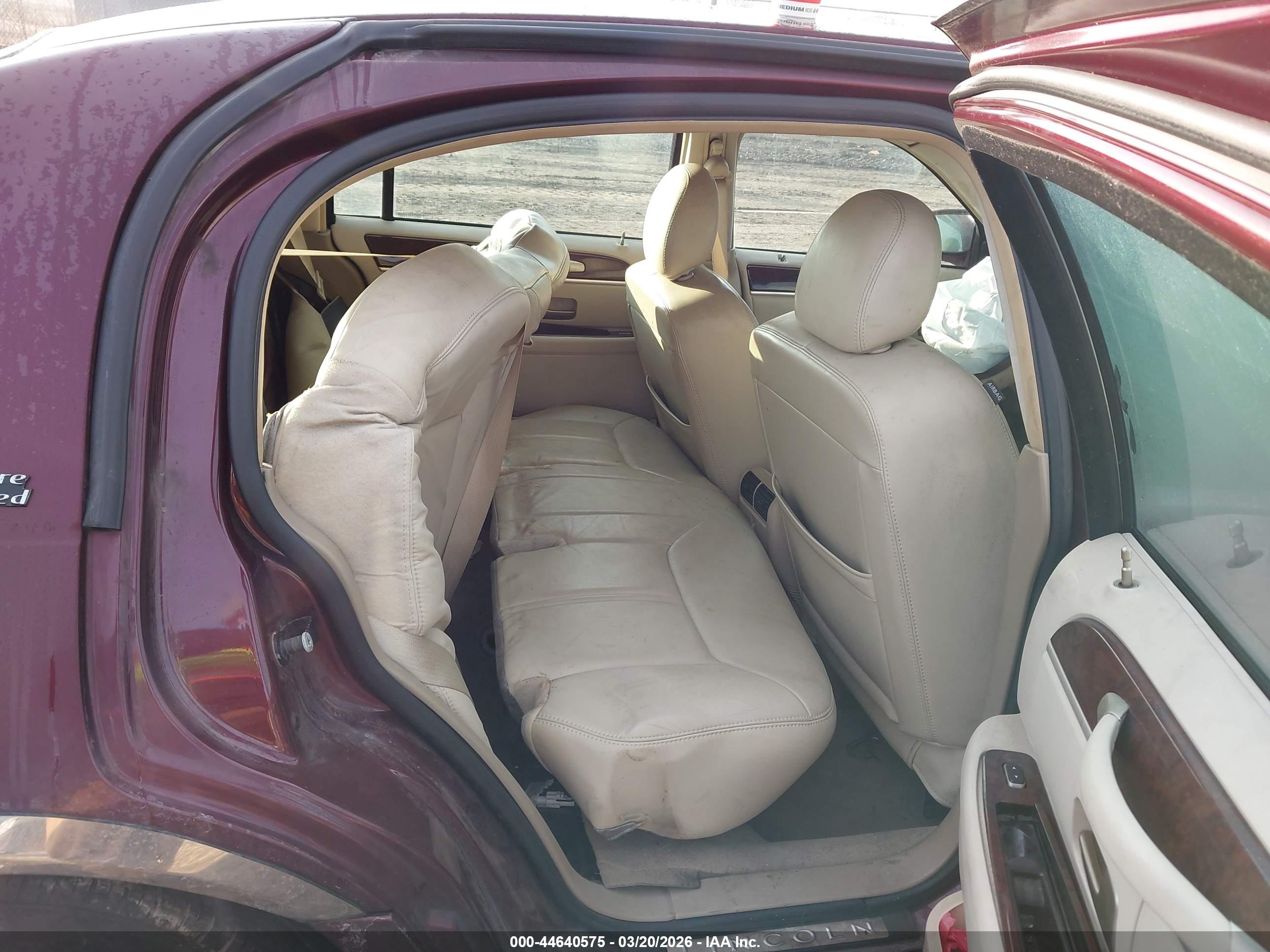 LINCOLN TOWN image 8