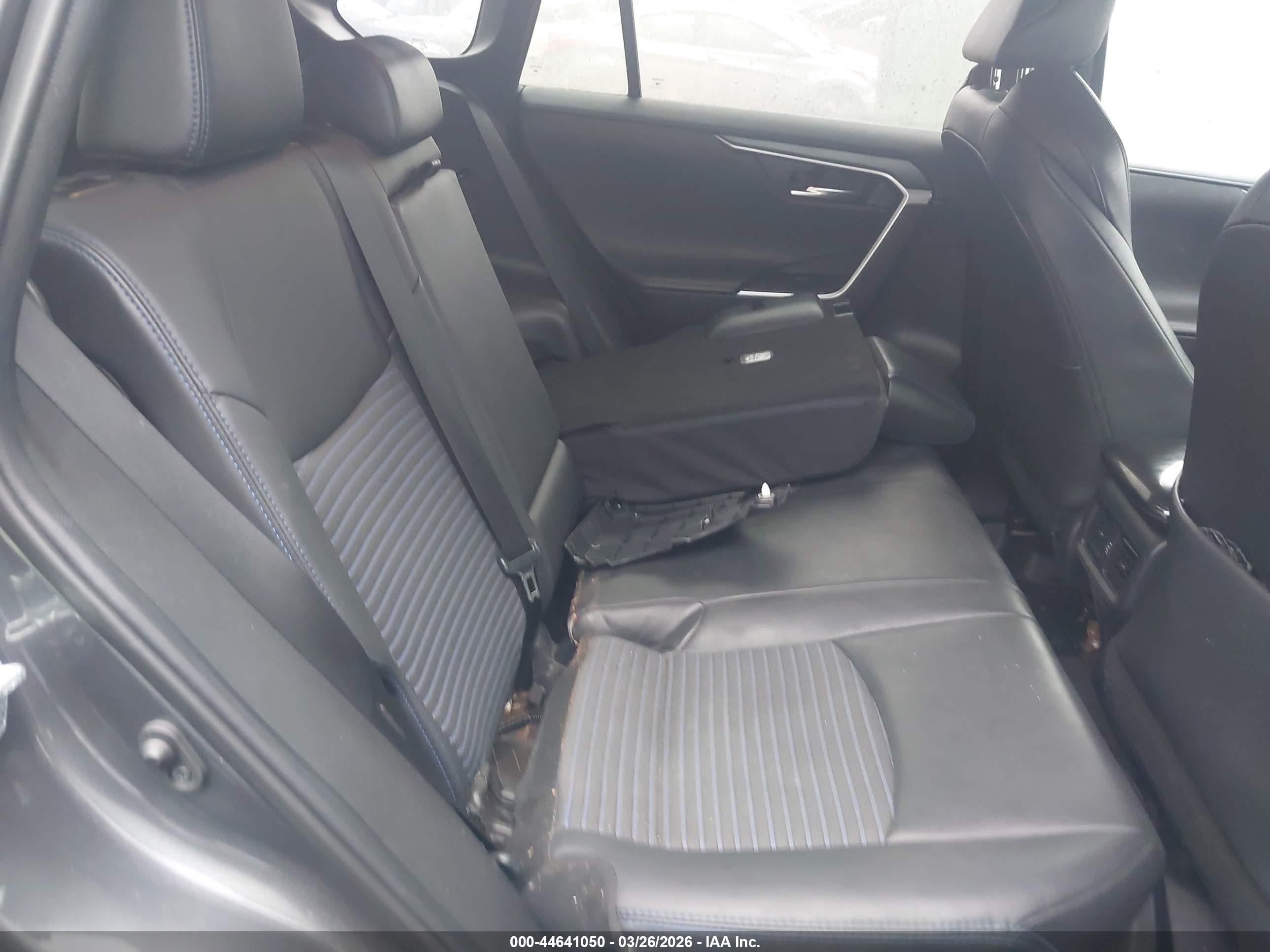 TOYOTA RAV4 image 8
