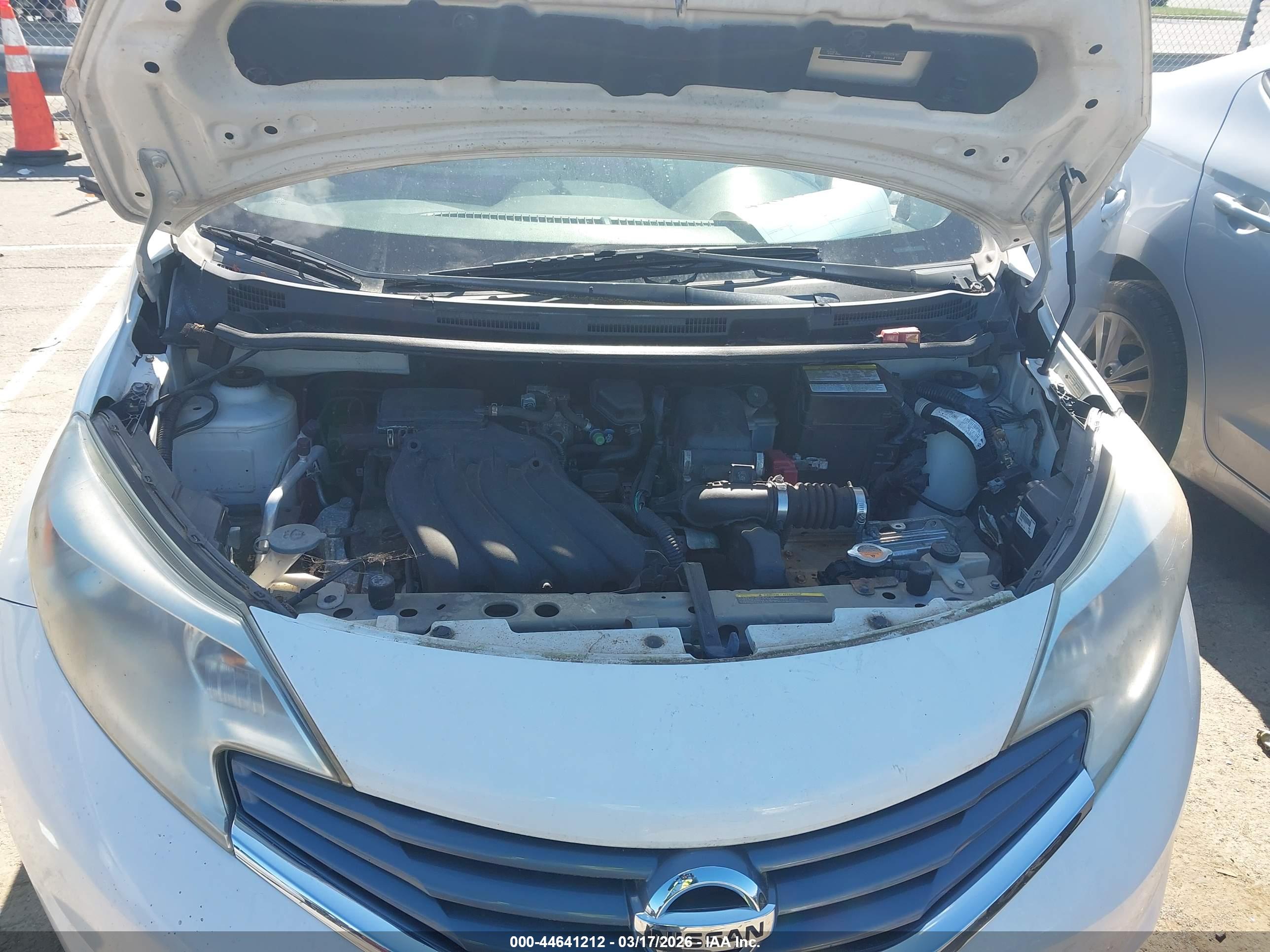 NISSAN VERSA image 10