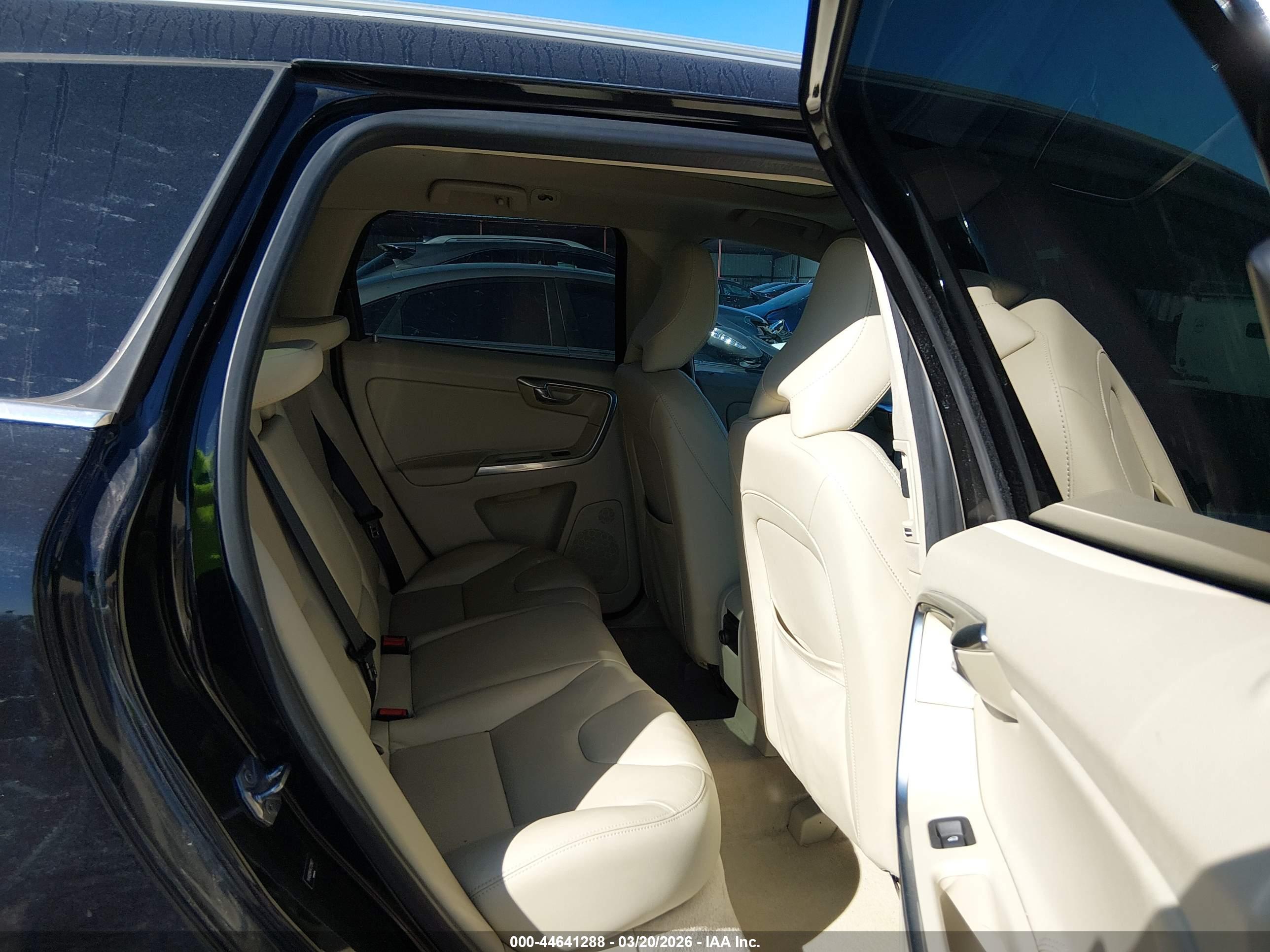 VOLVO XC60 image 8