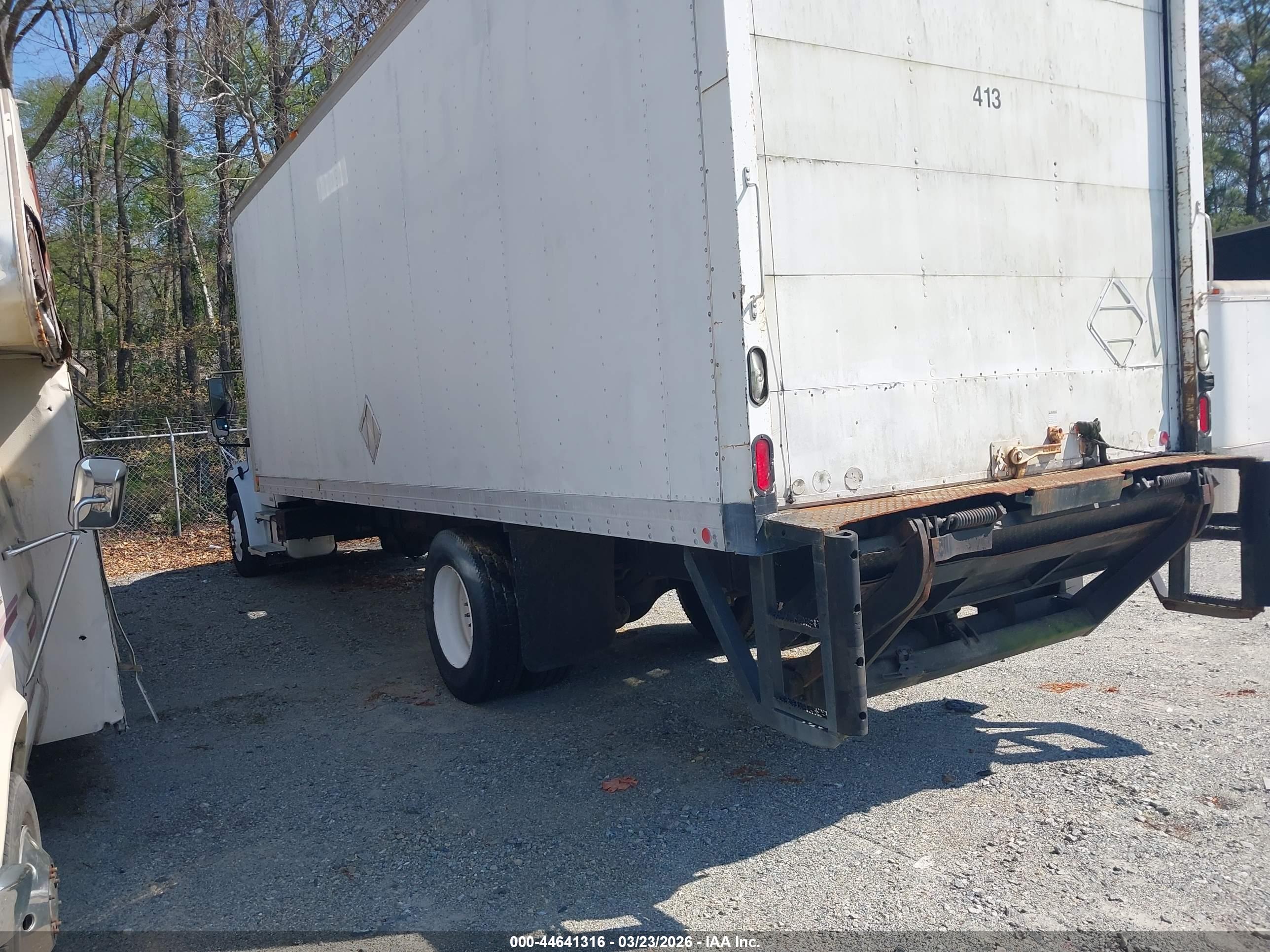 FREIGHTLINER M2 image 3