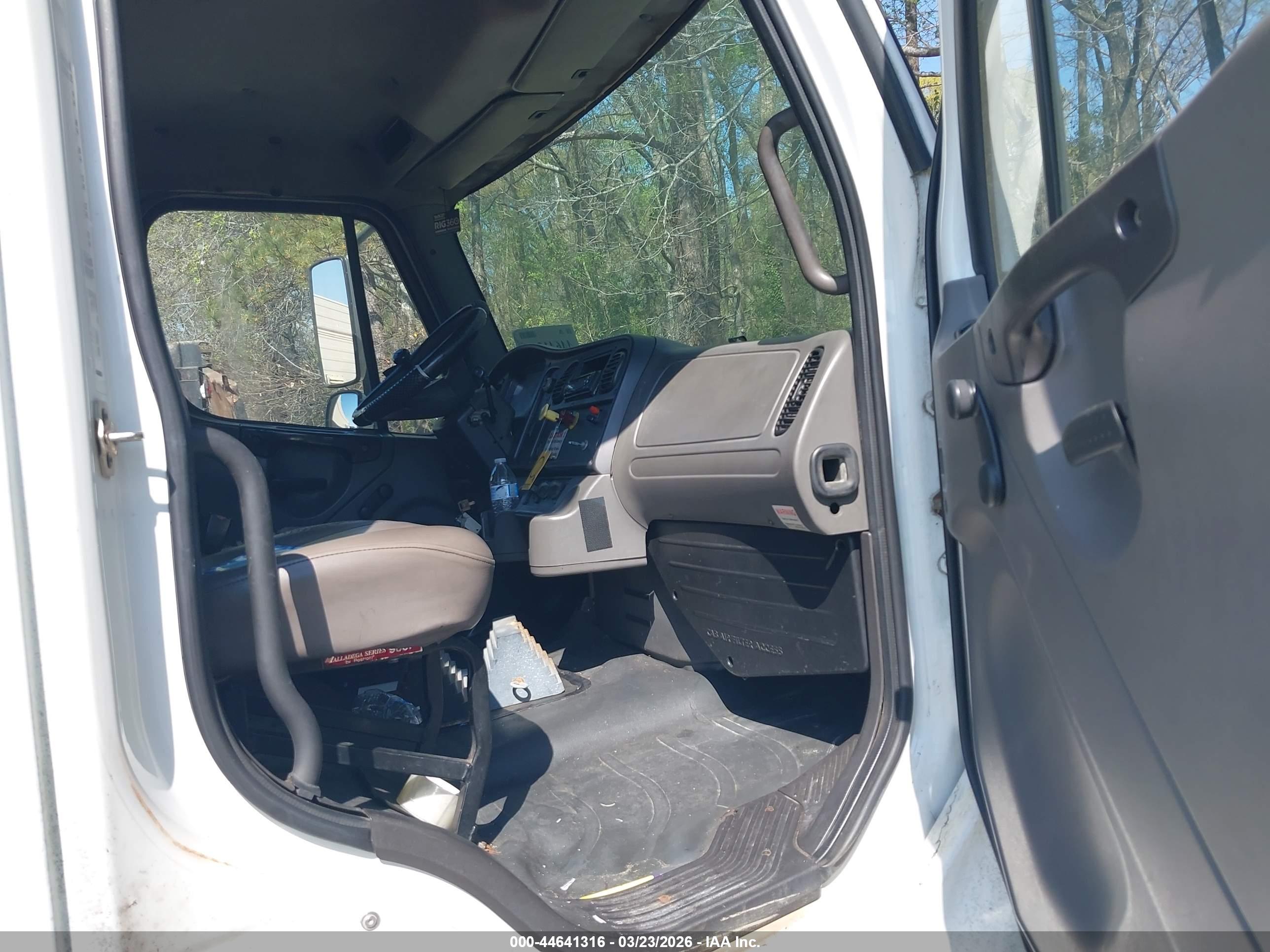 FREIGHTLINER M2 image 7