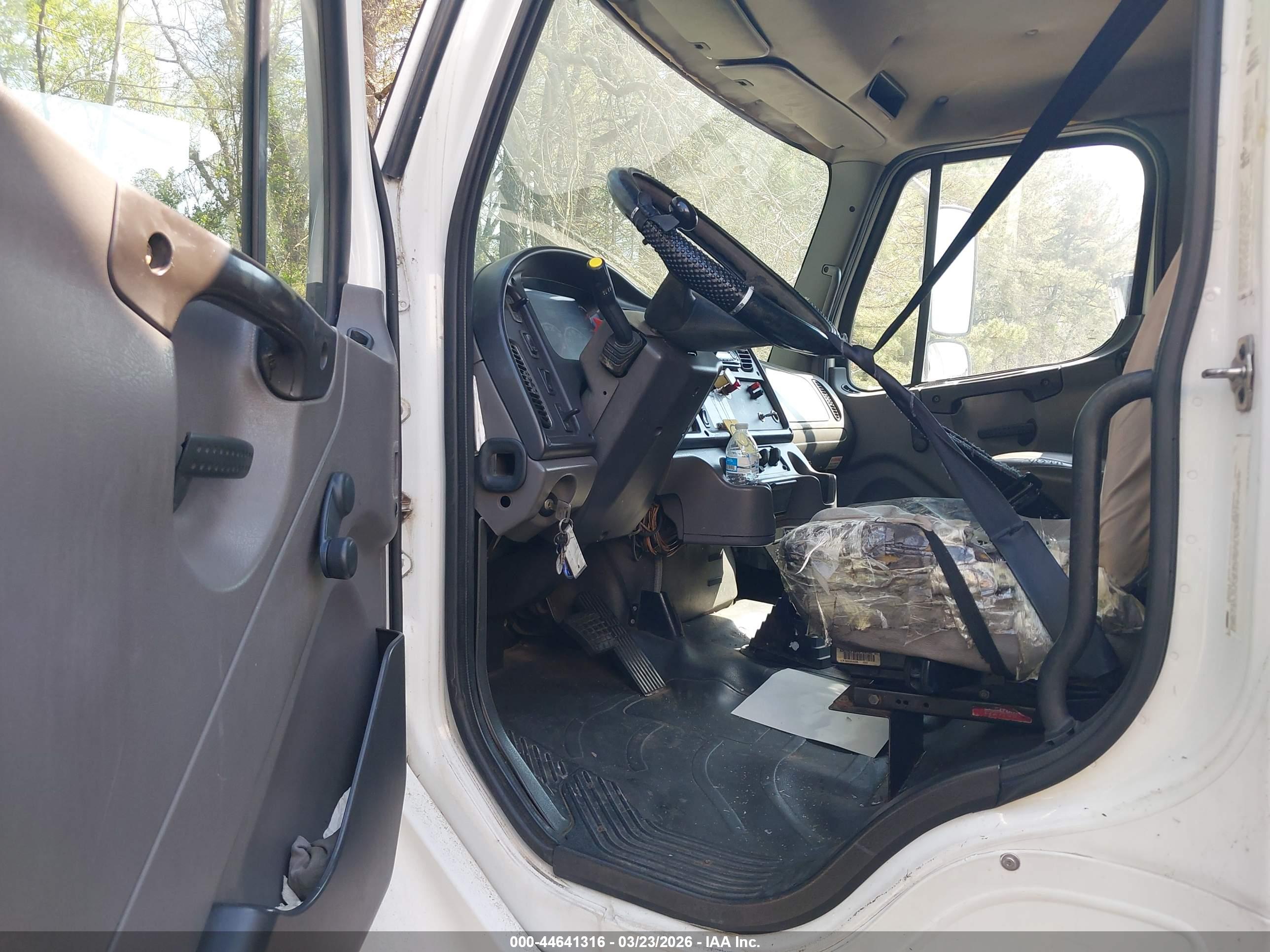 FREIGHTLINER M2 image 8