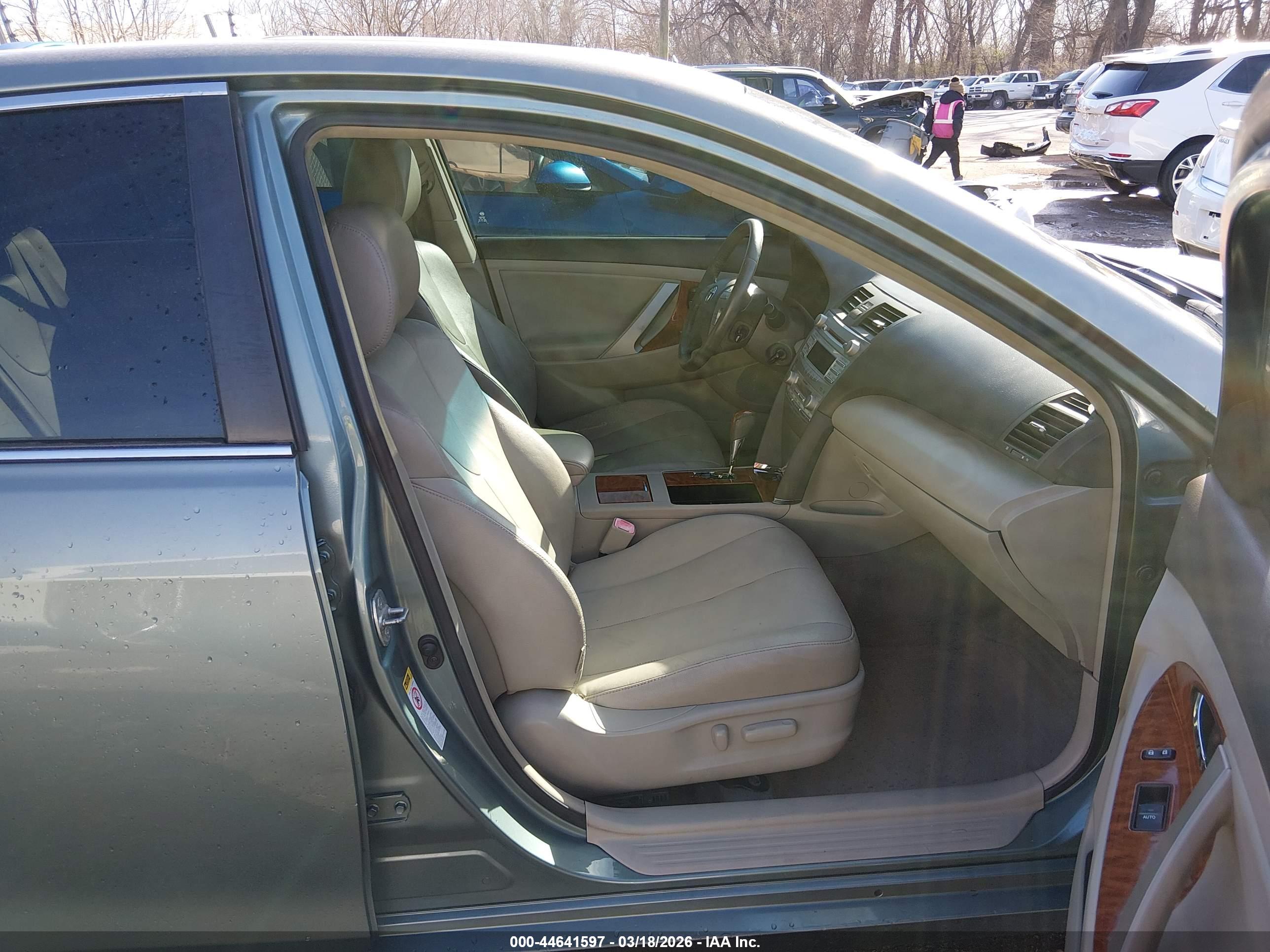 TOYOTA CAMRY image 5