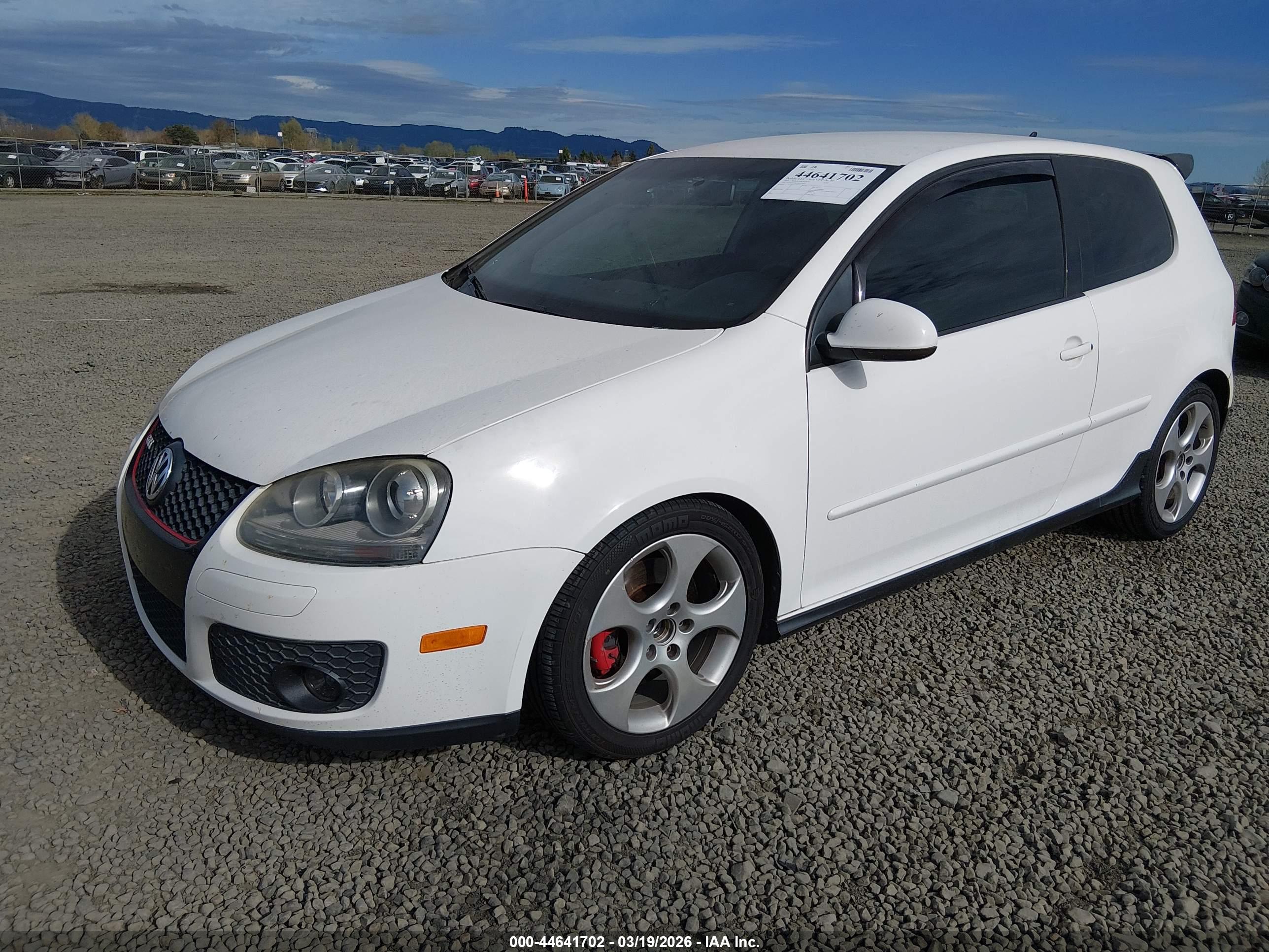 VOLKSWAGEN GTI image 2