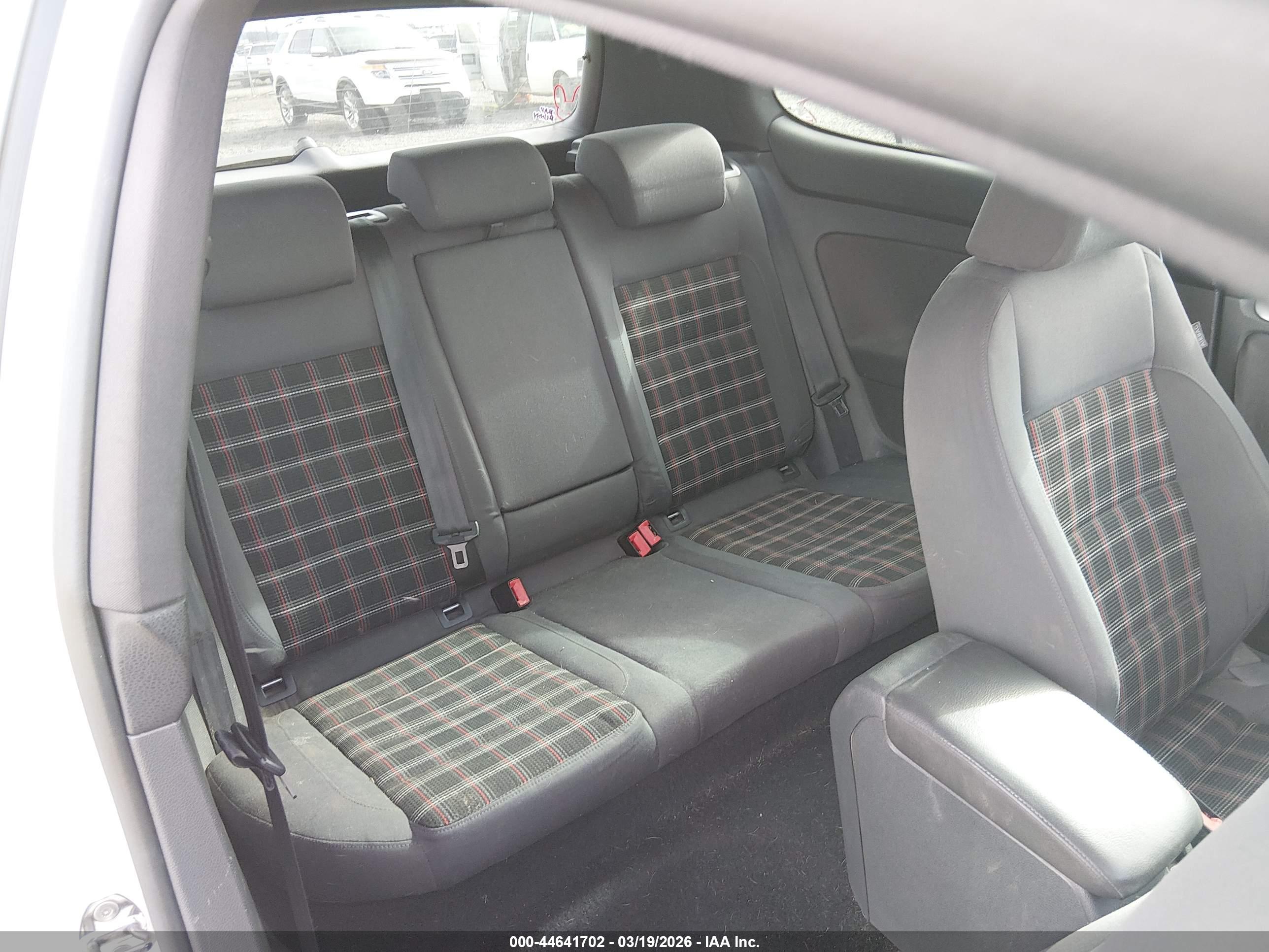 VOLKSWAGEN GTI image 8
