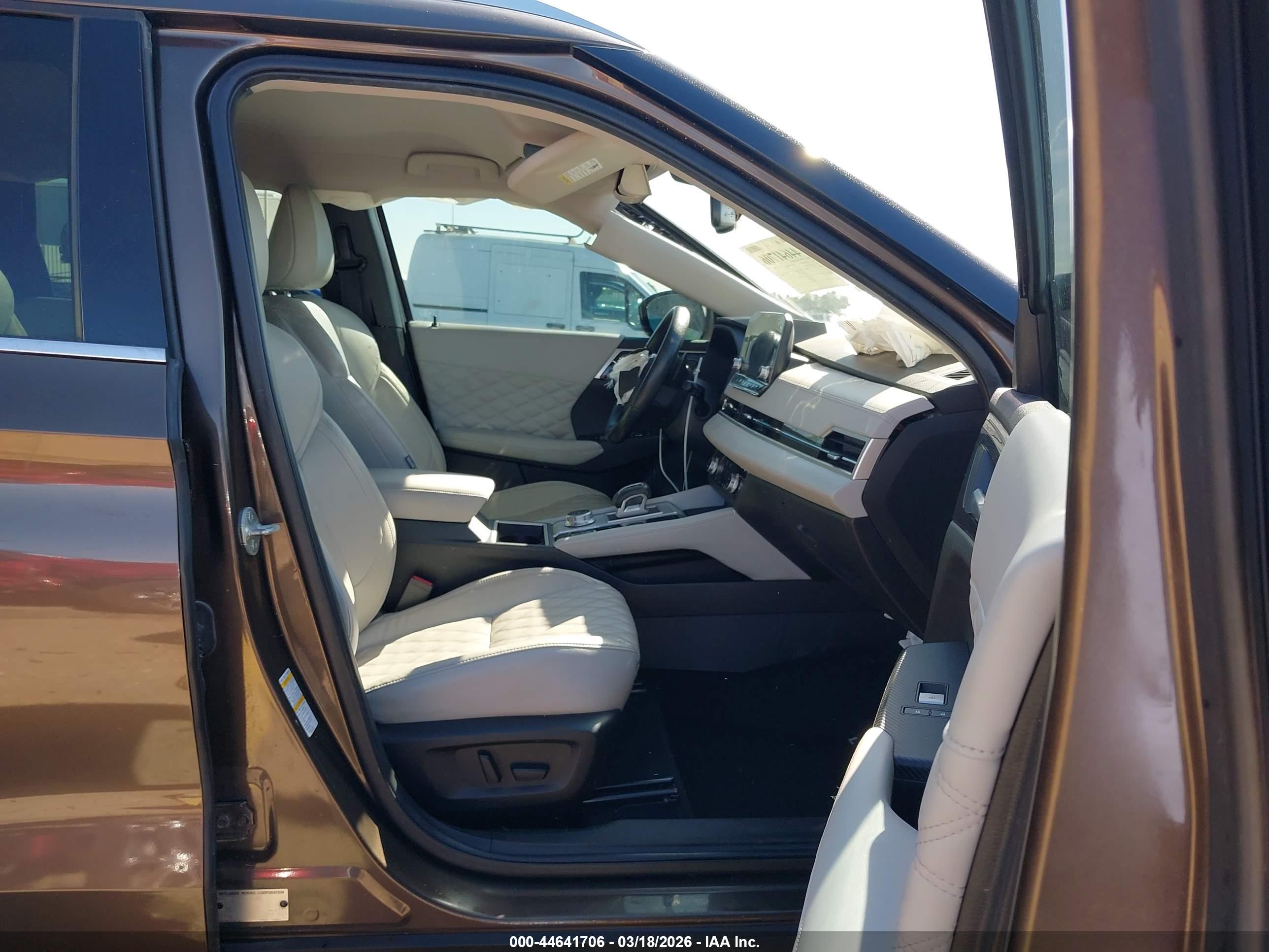 MITSUBISHI OUTLANDER image 5