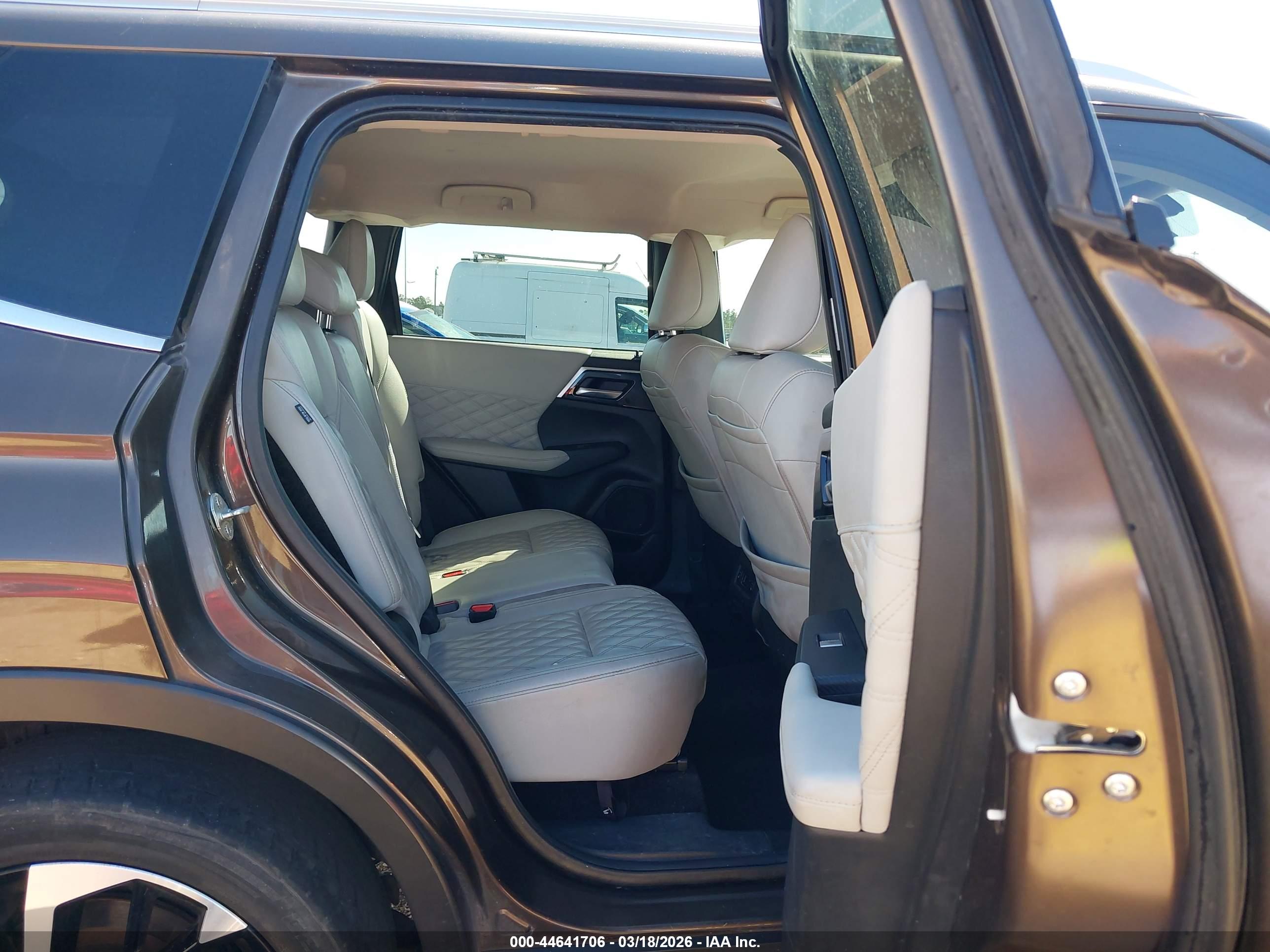 MITSUBISHI OUTLANDER image 8
