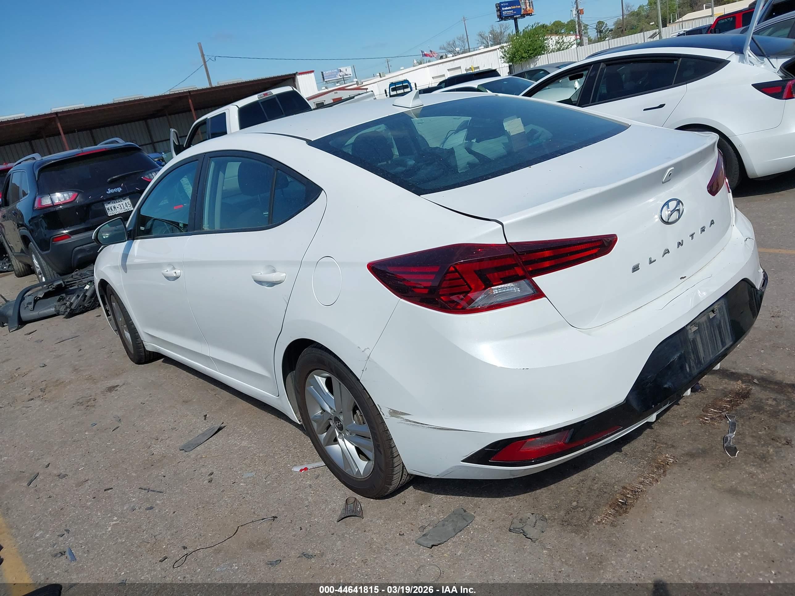 HYUNDAI ELANTRA image 3