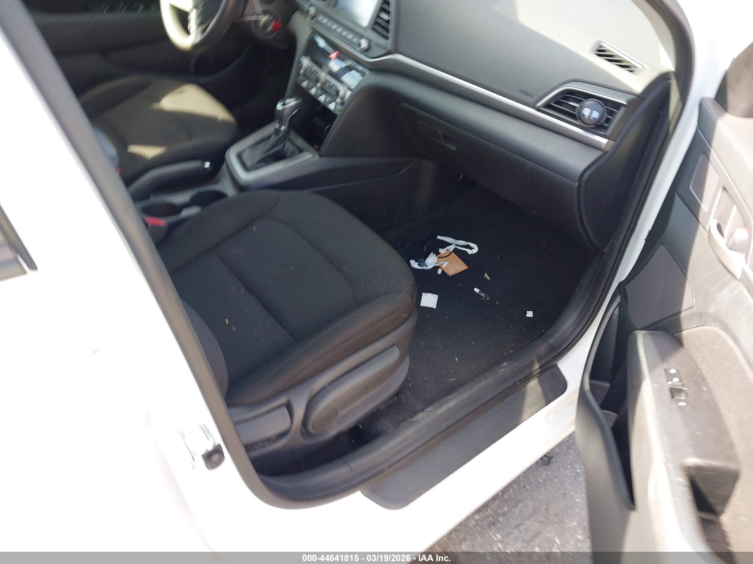 HYUNDAI ELANTRA image 5