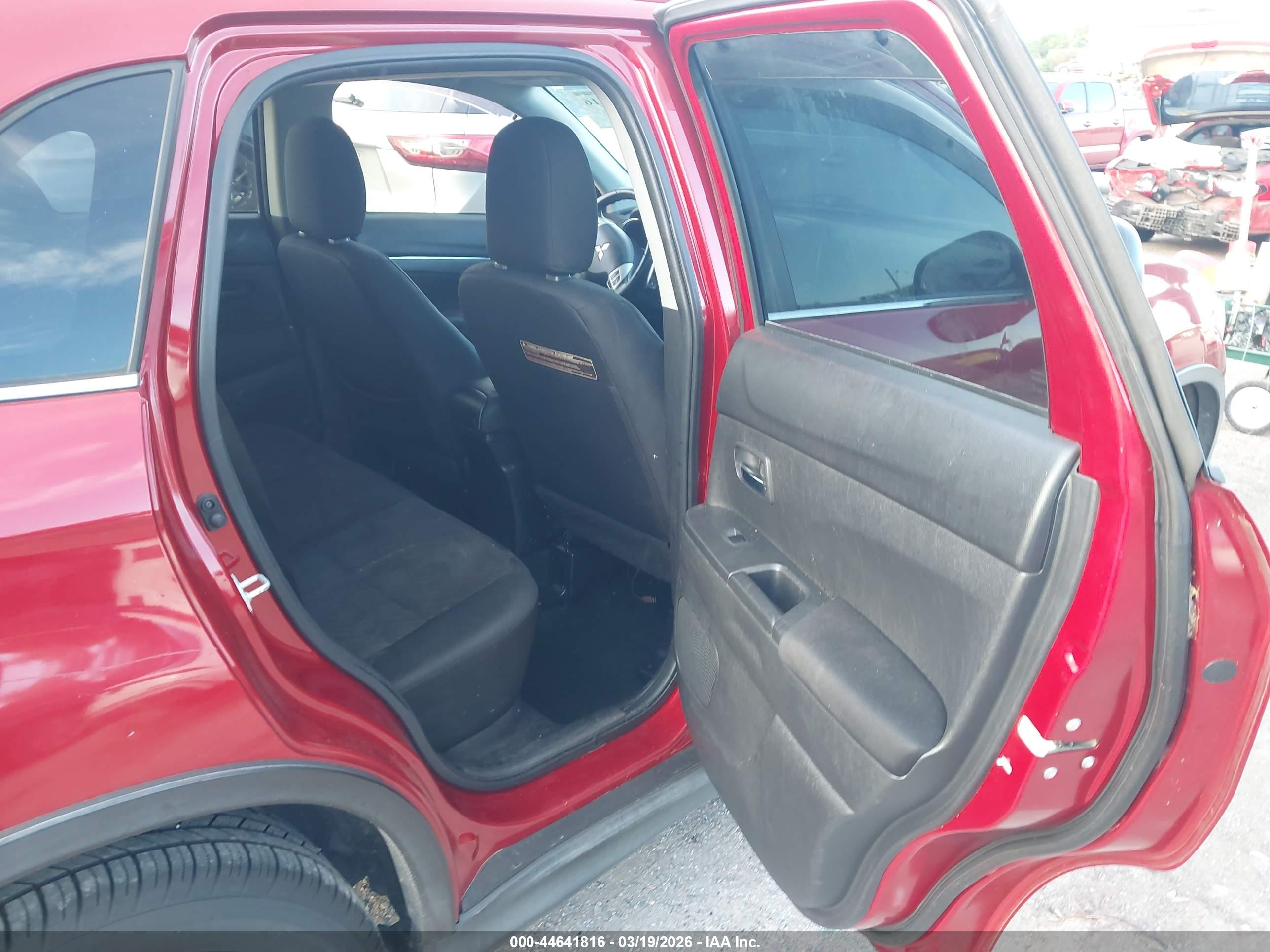 MITSUBISHI OUTLANDER image 8