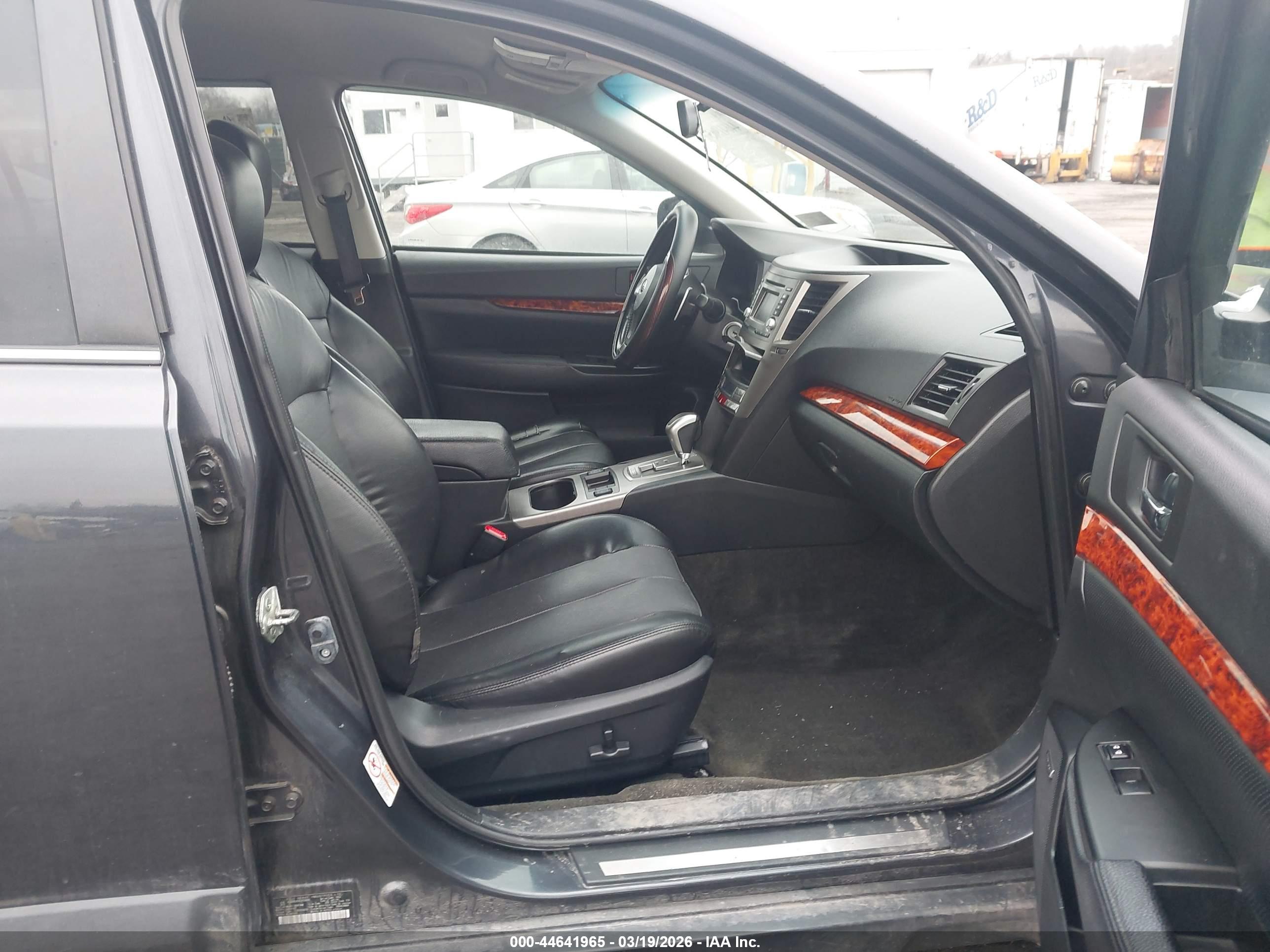 SUBARU OUTBACK image 5