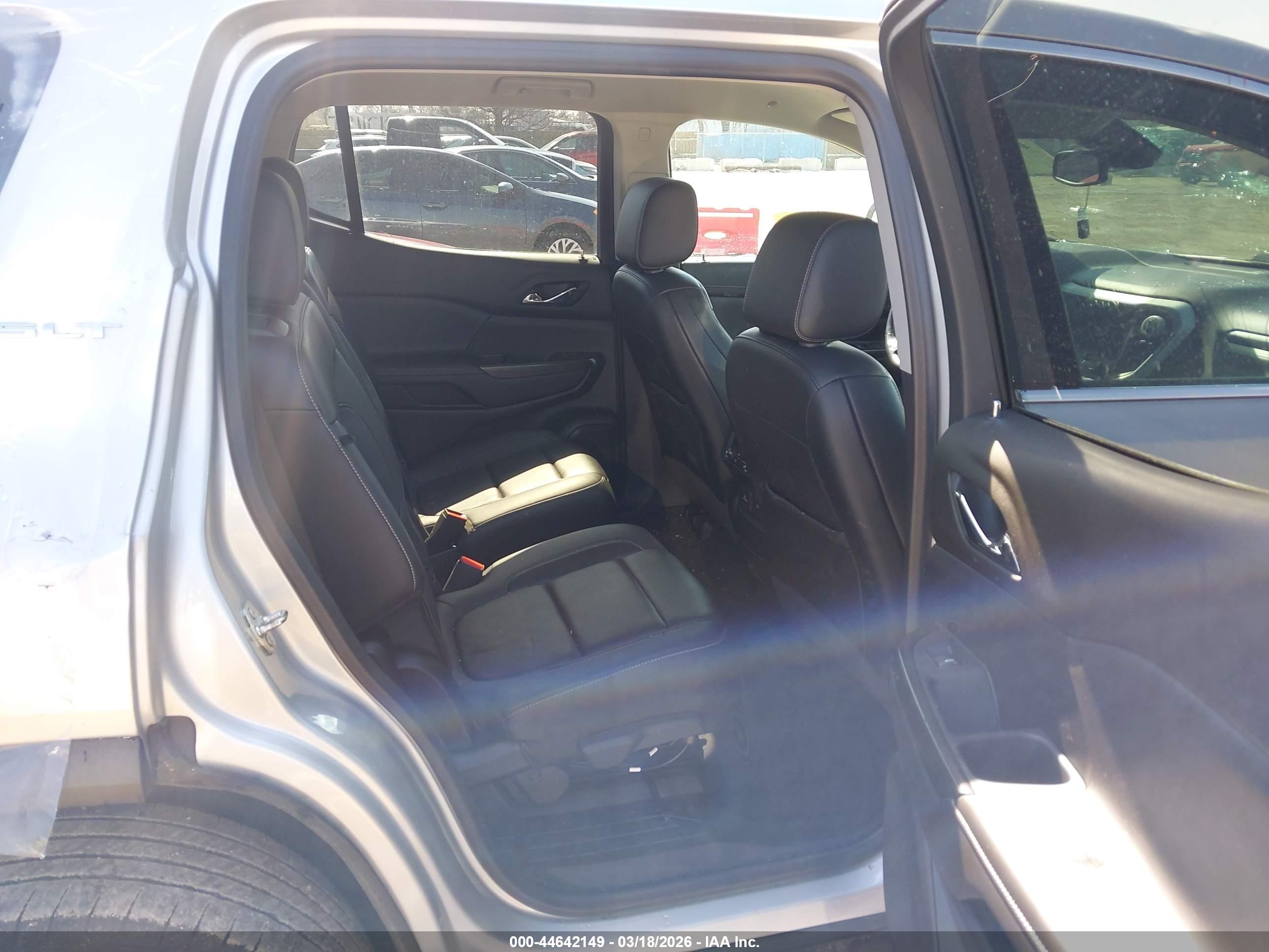 GMC ACADIA image 8