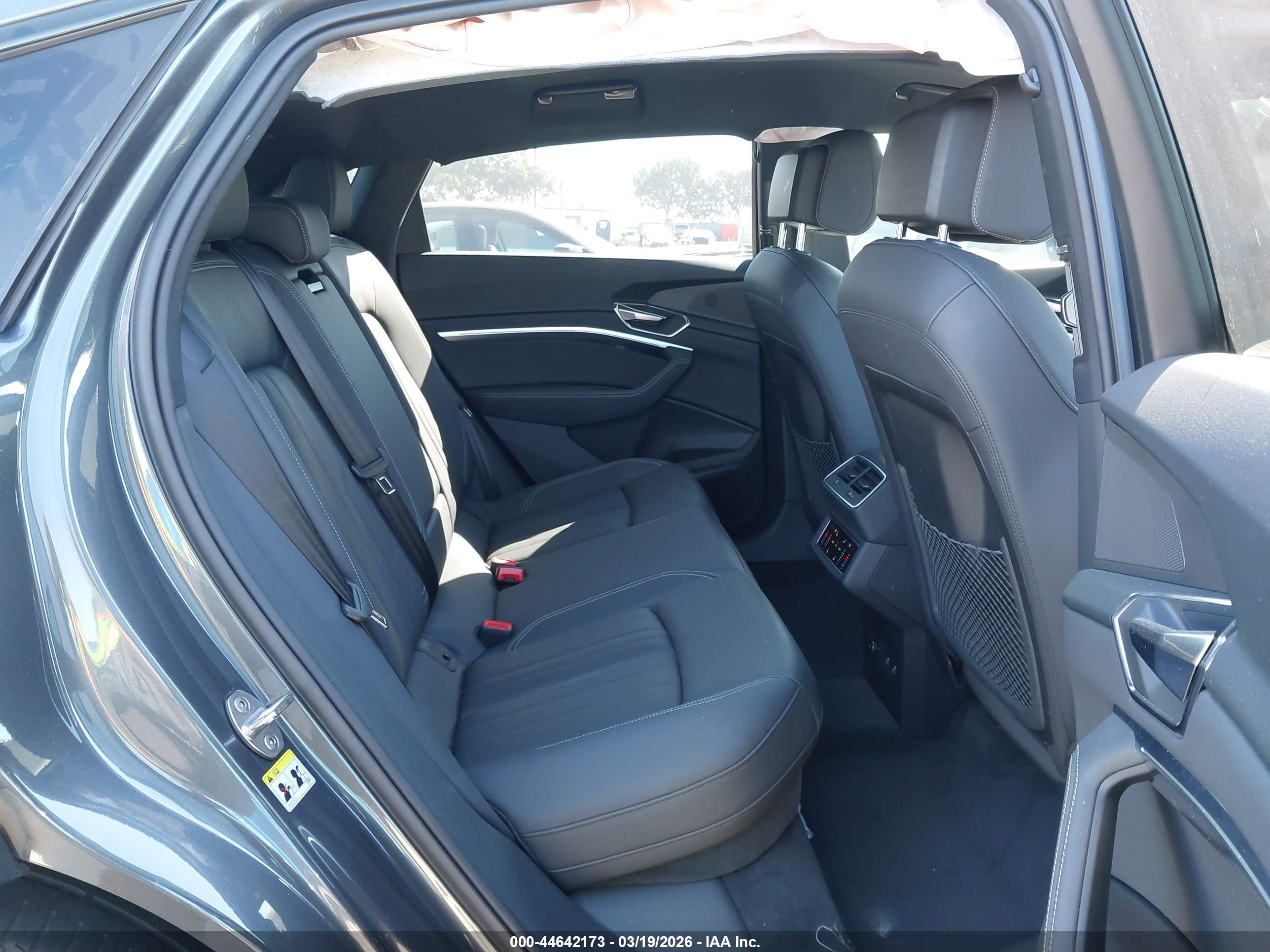 AUDI Q8 image 8