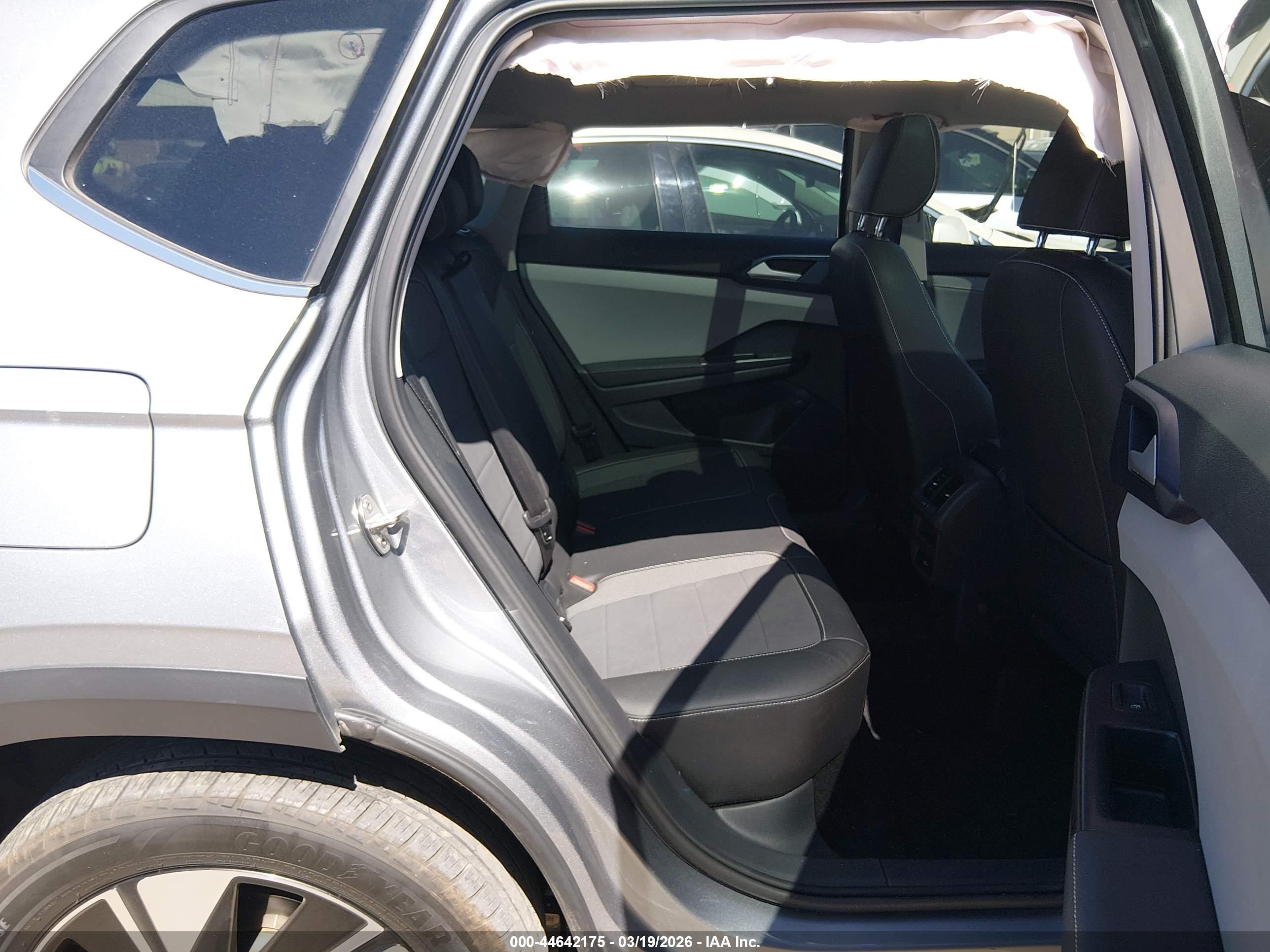 VOLKSWAGEN TAOS image 8
