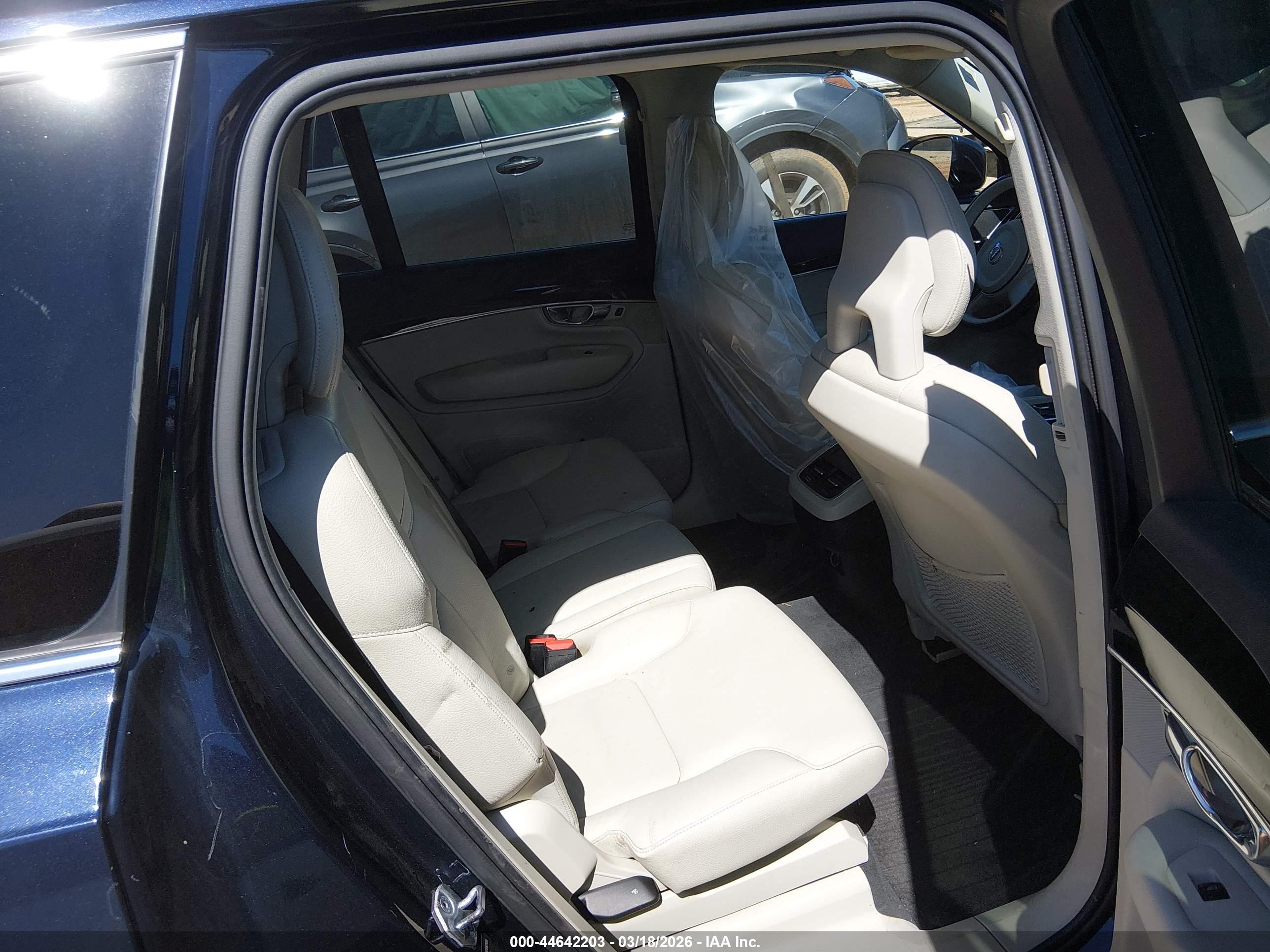 VOLVO XC90 image 8