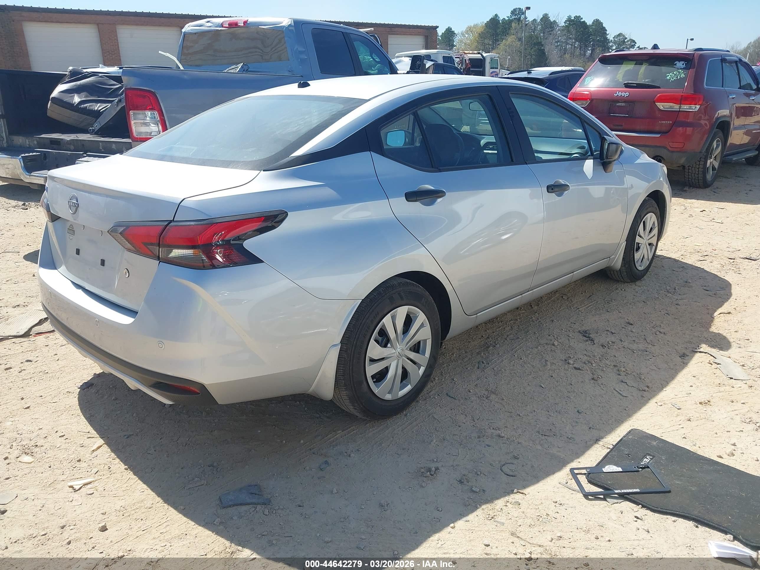 NISSAN VERSA image 4