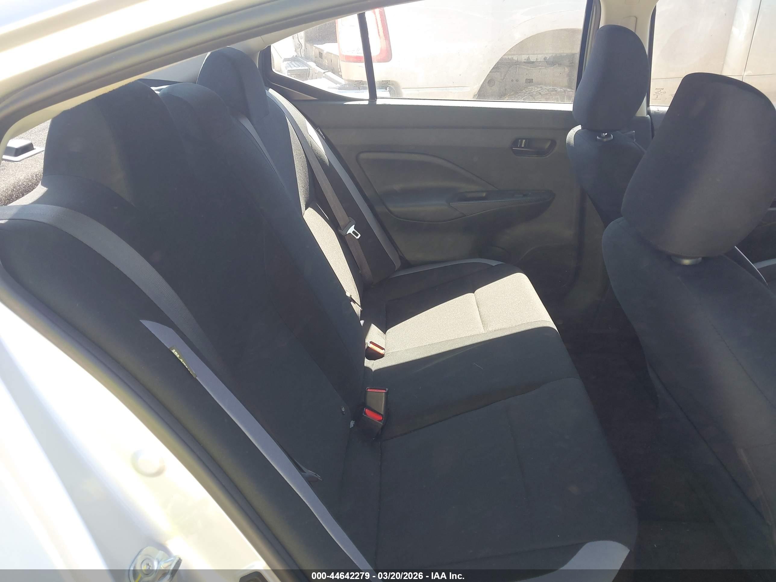 NISSAN VERSA image 8