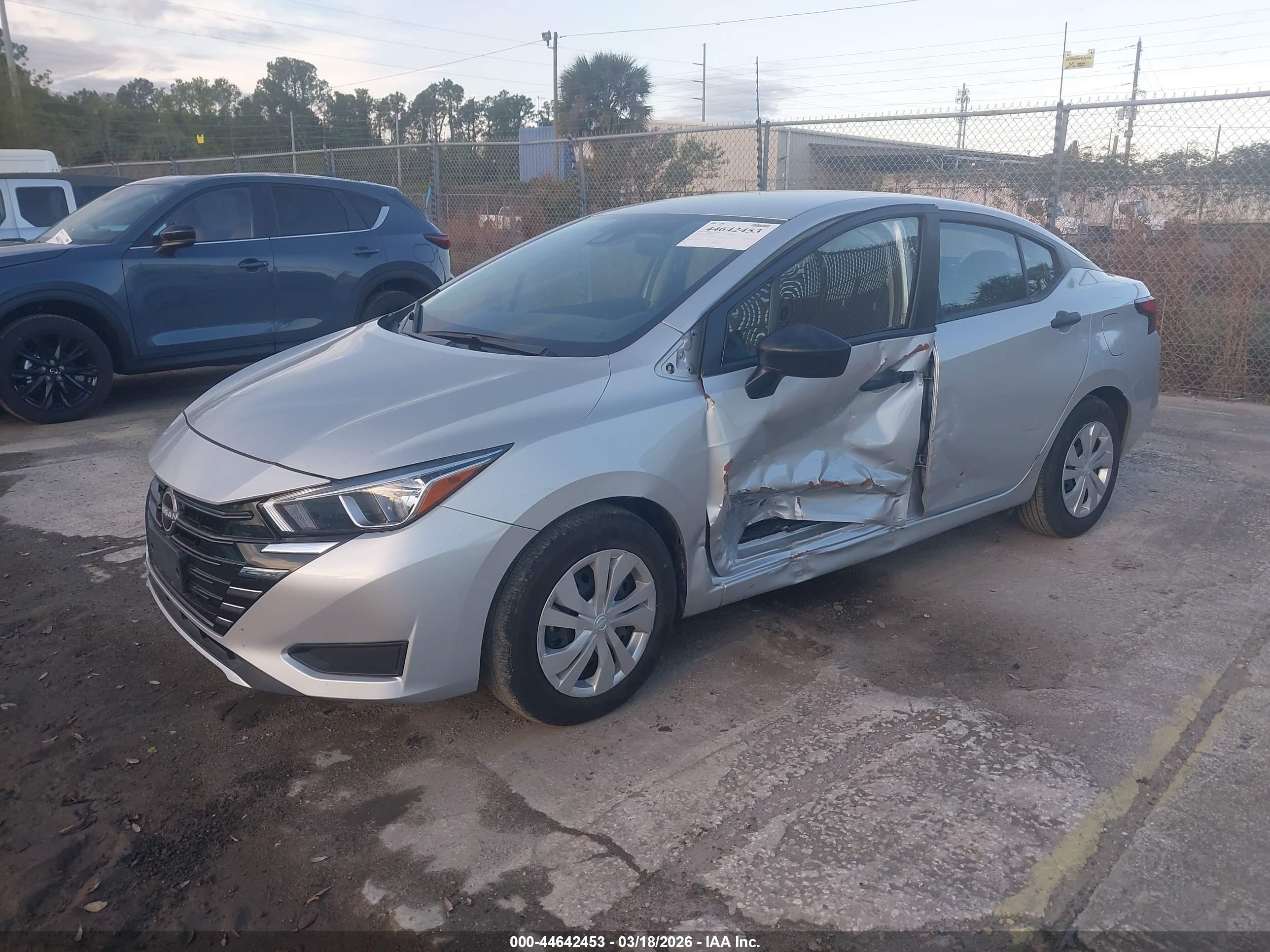 NISSAN VERSA image 2