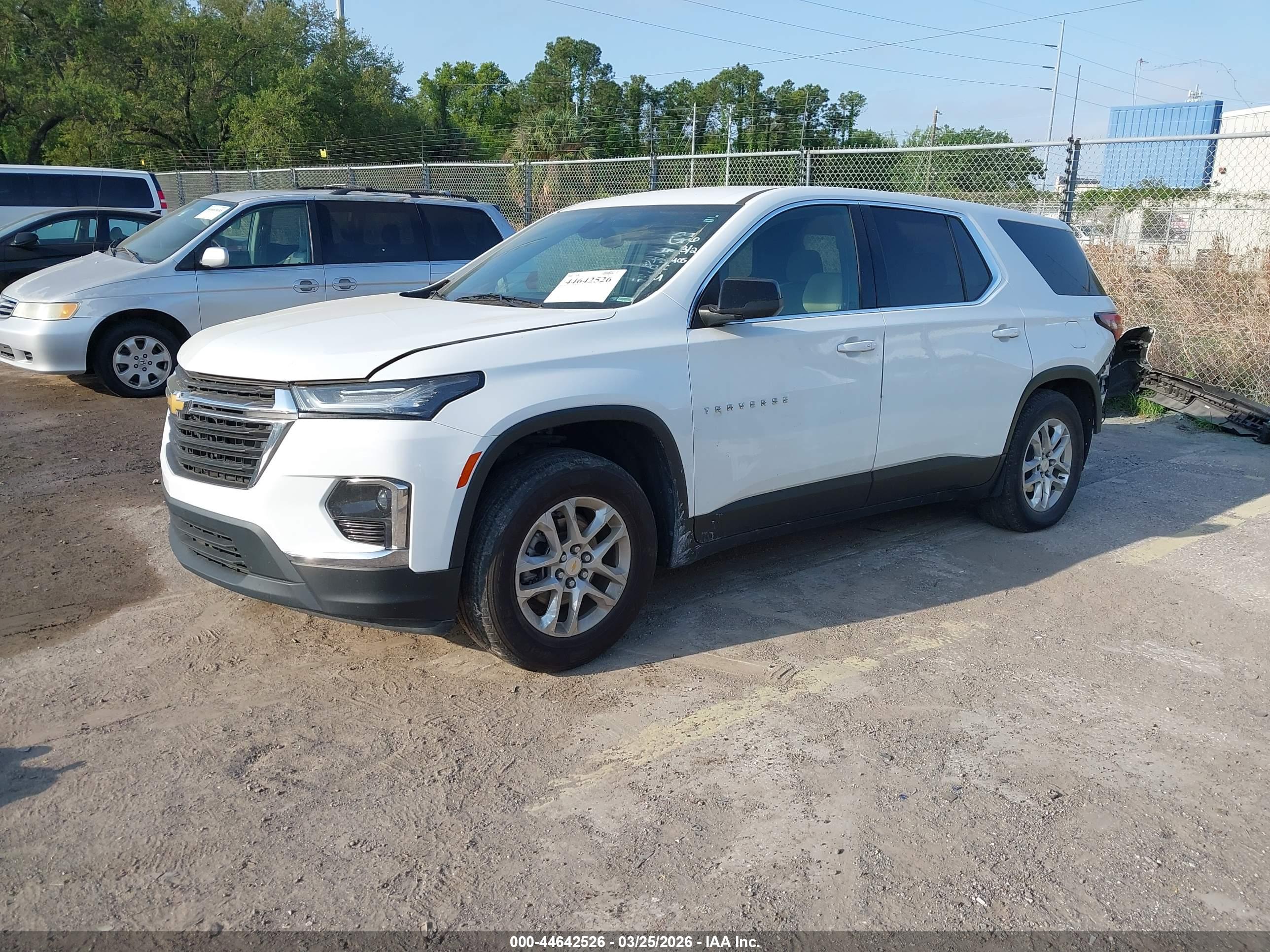 CHEVROLET TRAVERSE image 2