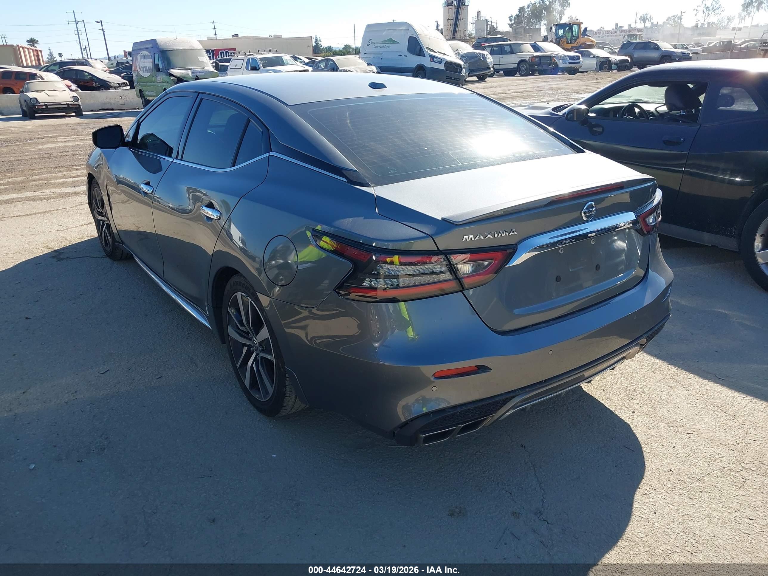 NISSAN MAXIMA image 3