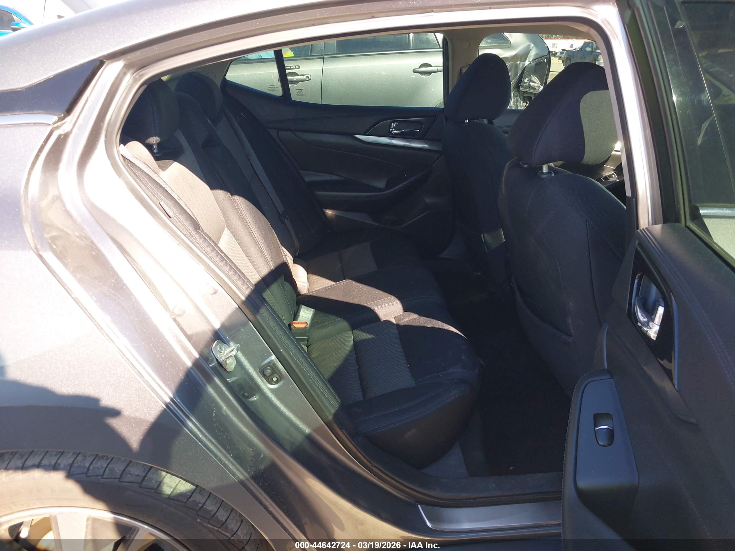 NISSAN MAXIMA image 8
