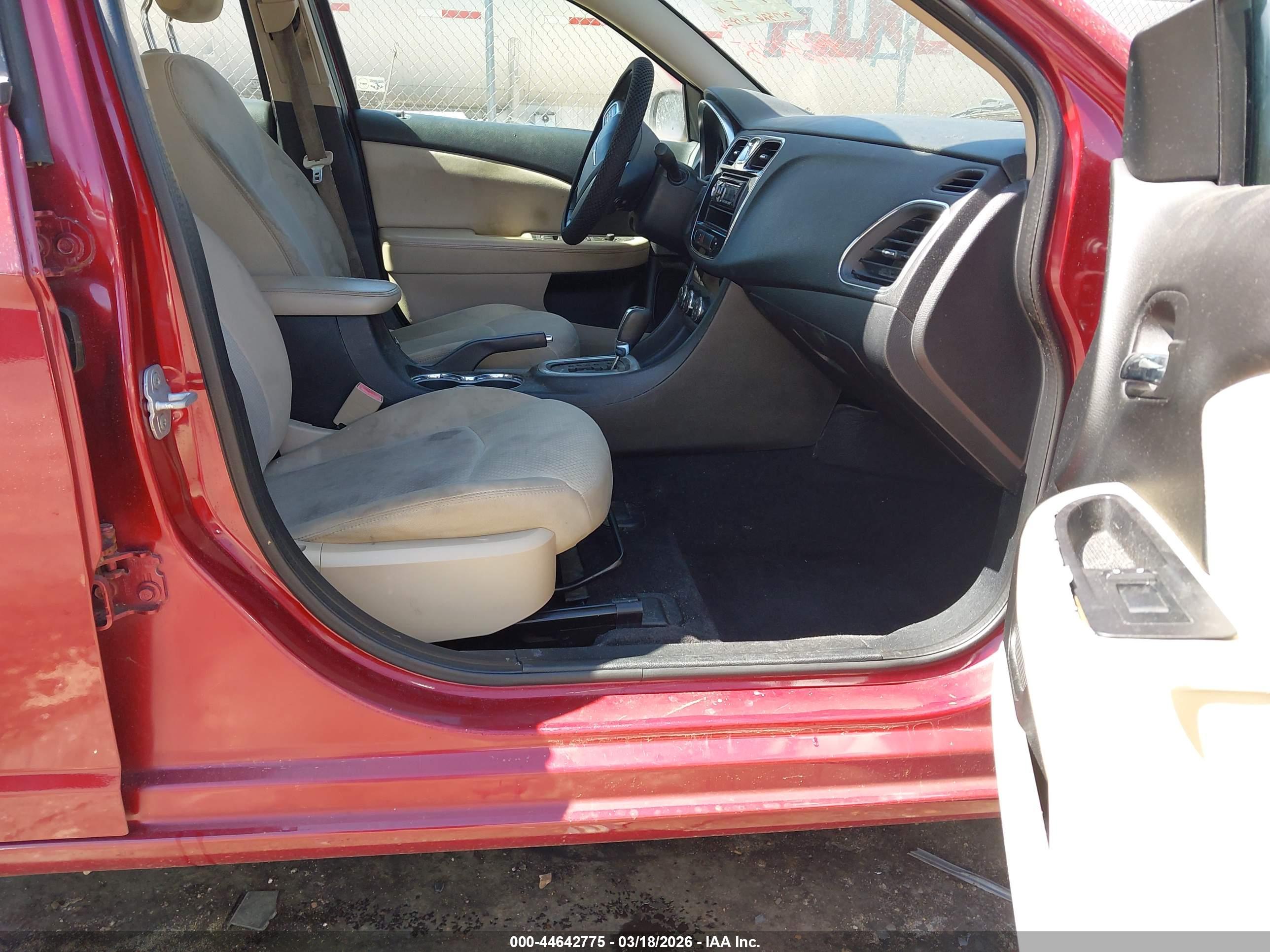 CHRYSLER 200 image 5