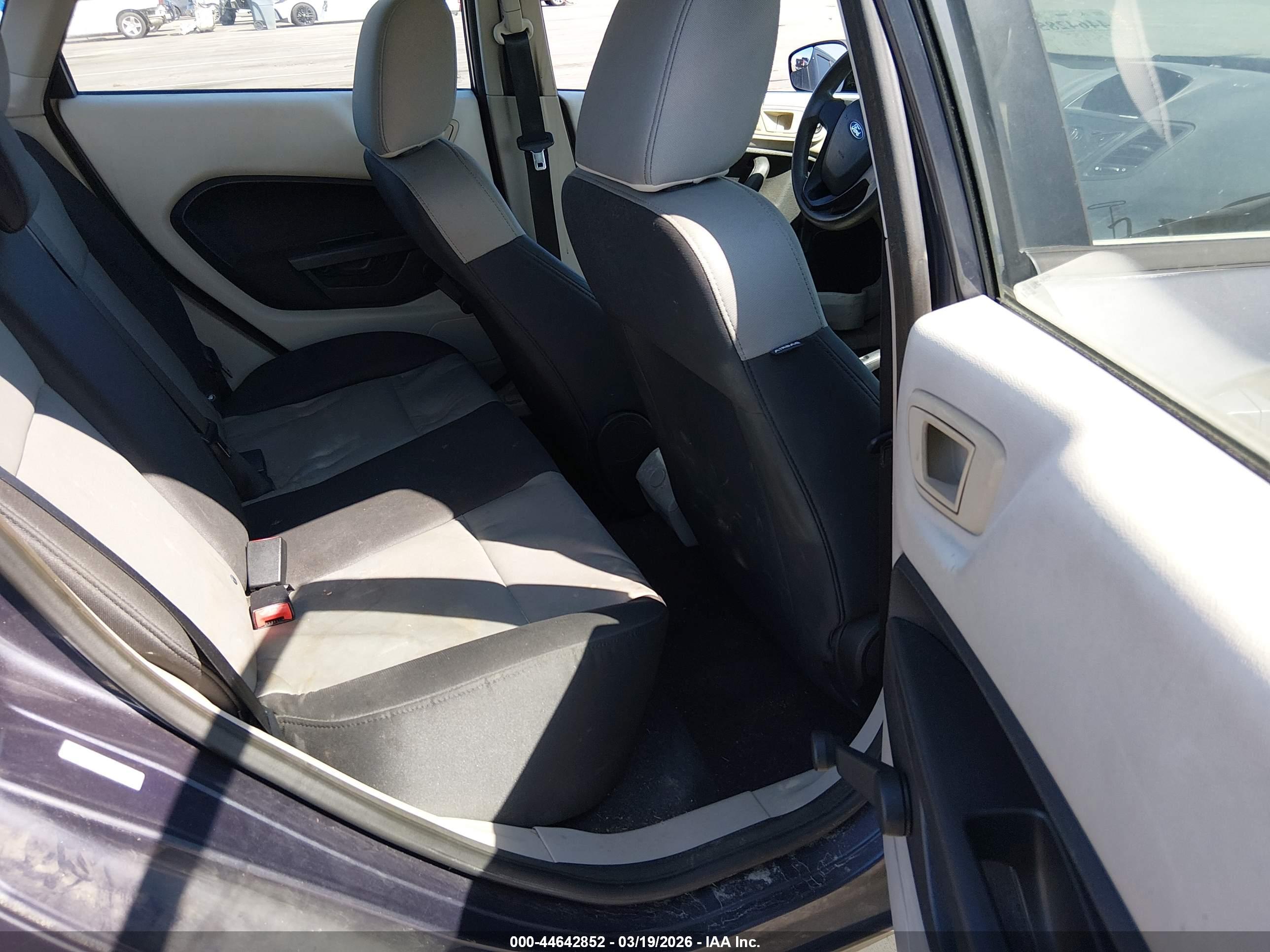FORD FIESTA image 8