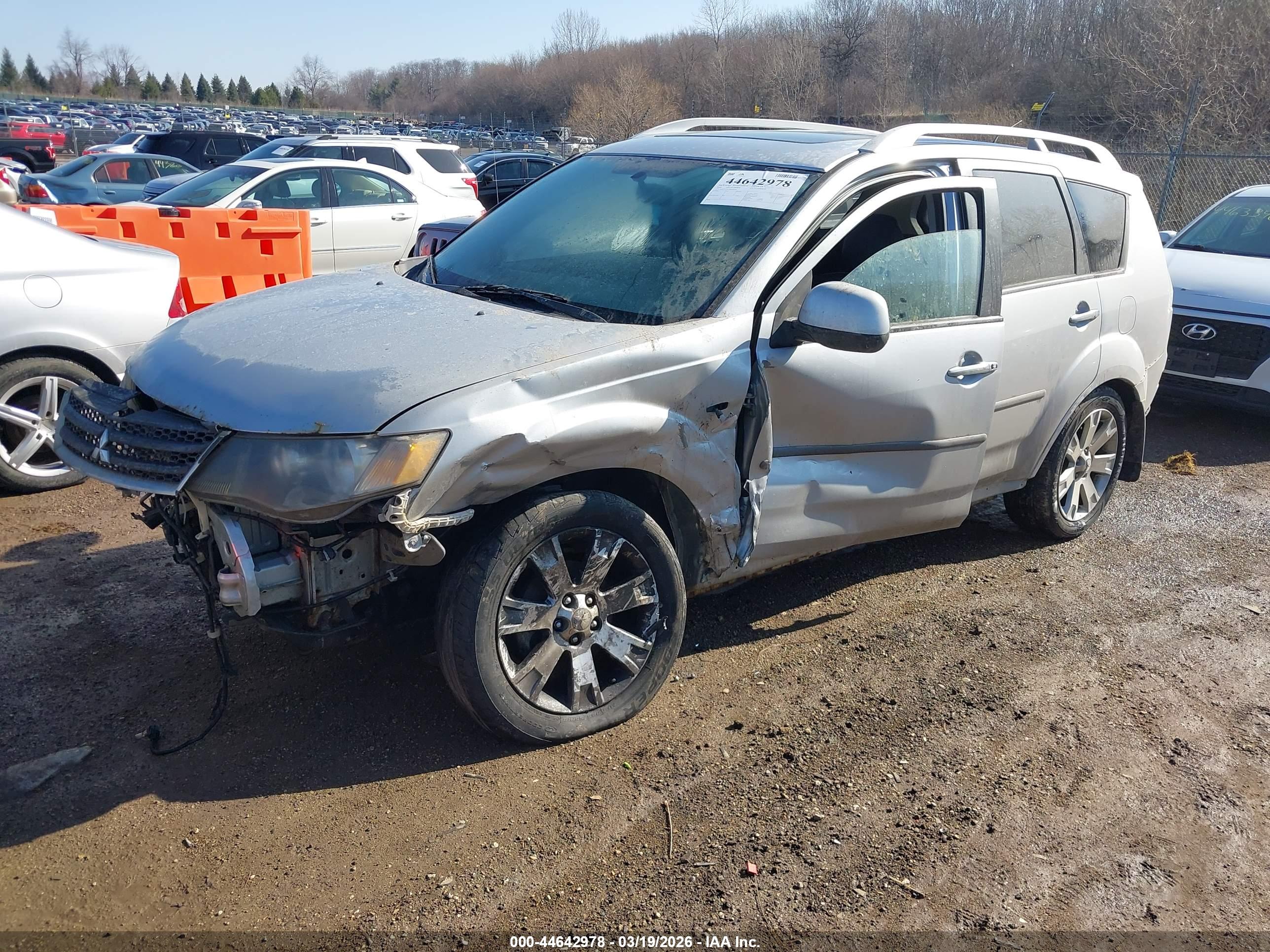 MITSUBISHI OUTLANDER image 2