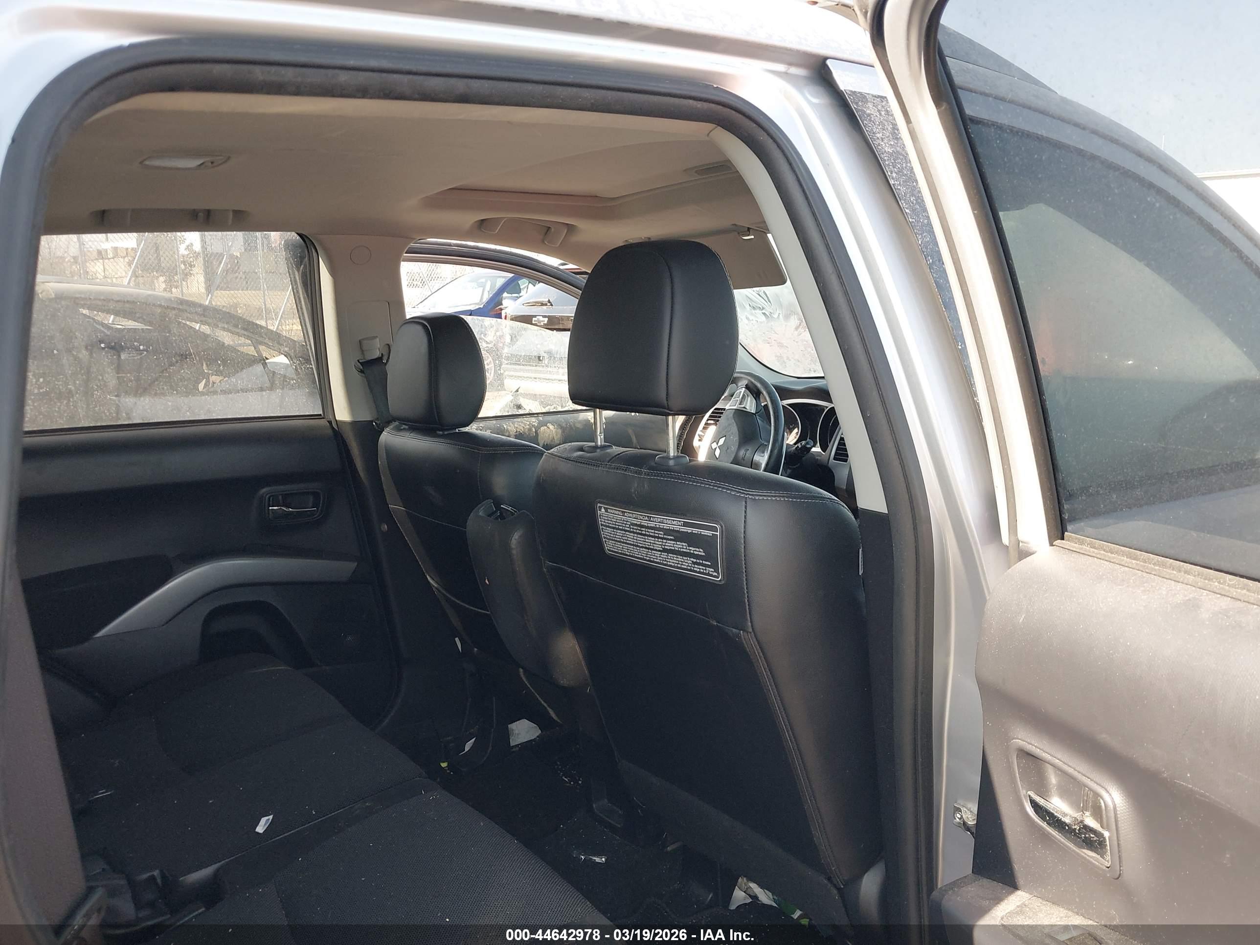 MITSUBISHI OUTLANDER image 8