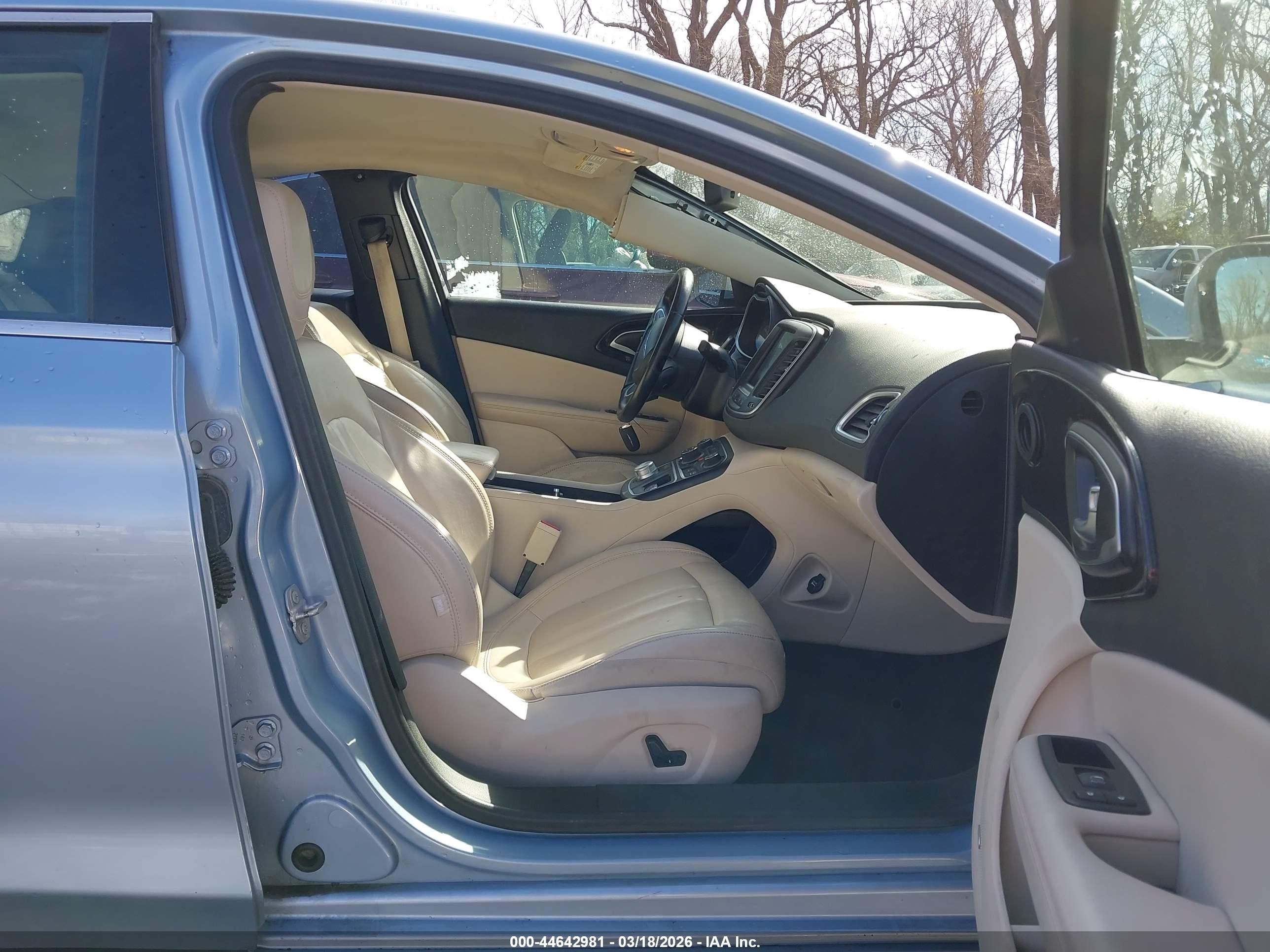 CHRYSLER 200 image 5