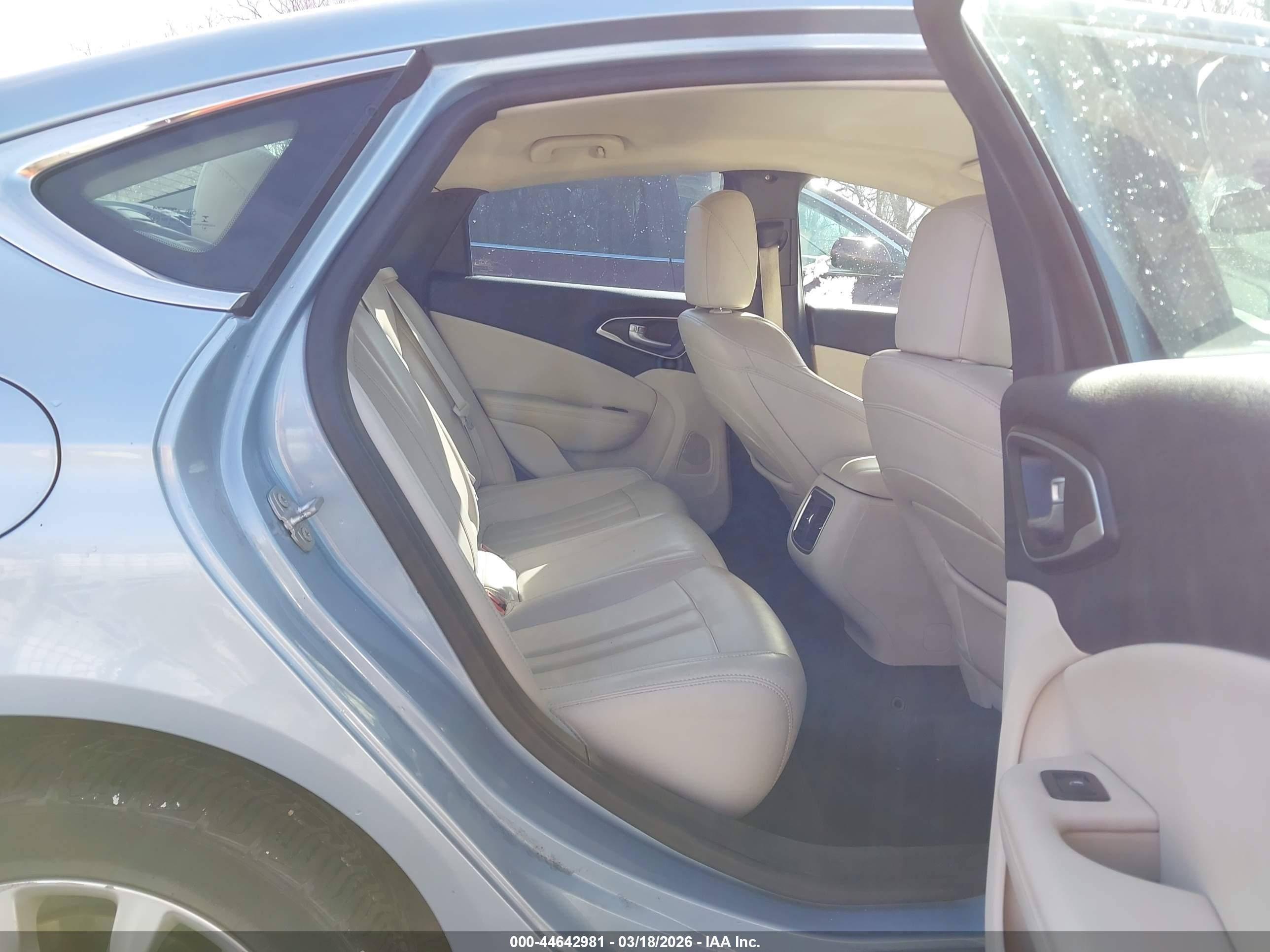 CHRYSLER 200 image 8