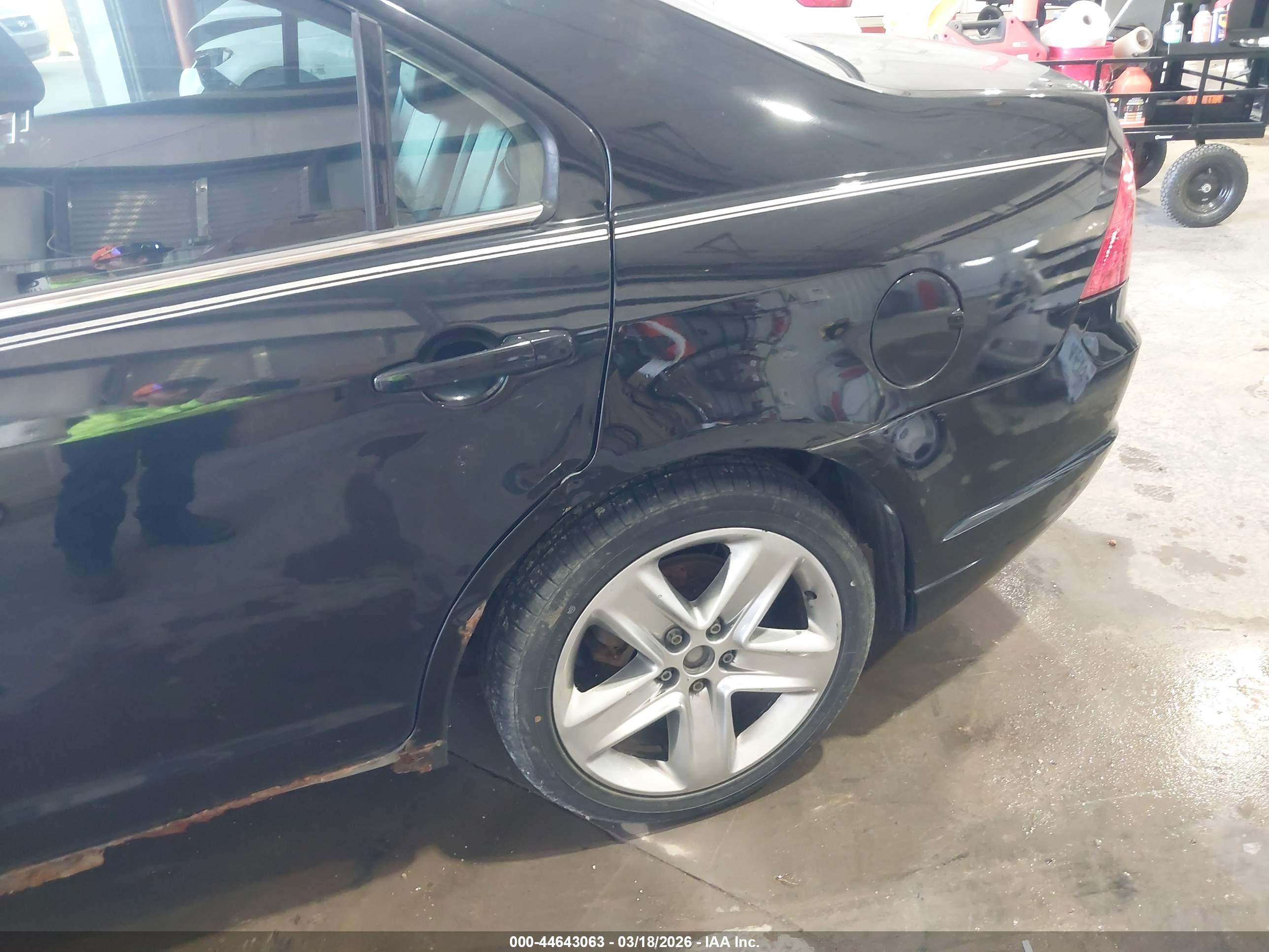 FORD FUSION image 6
