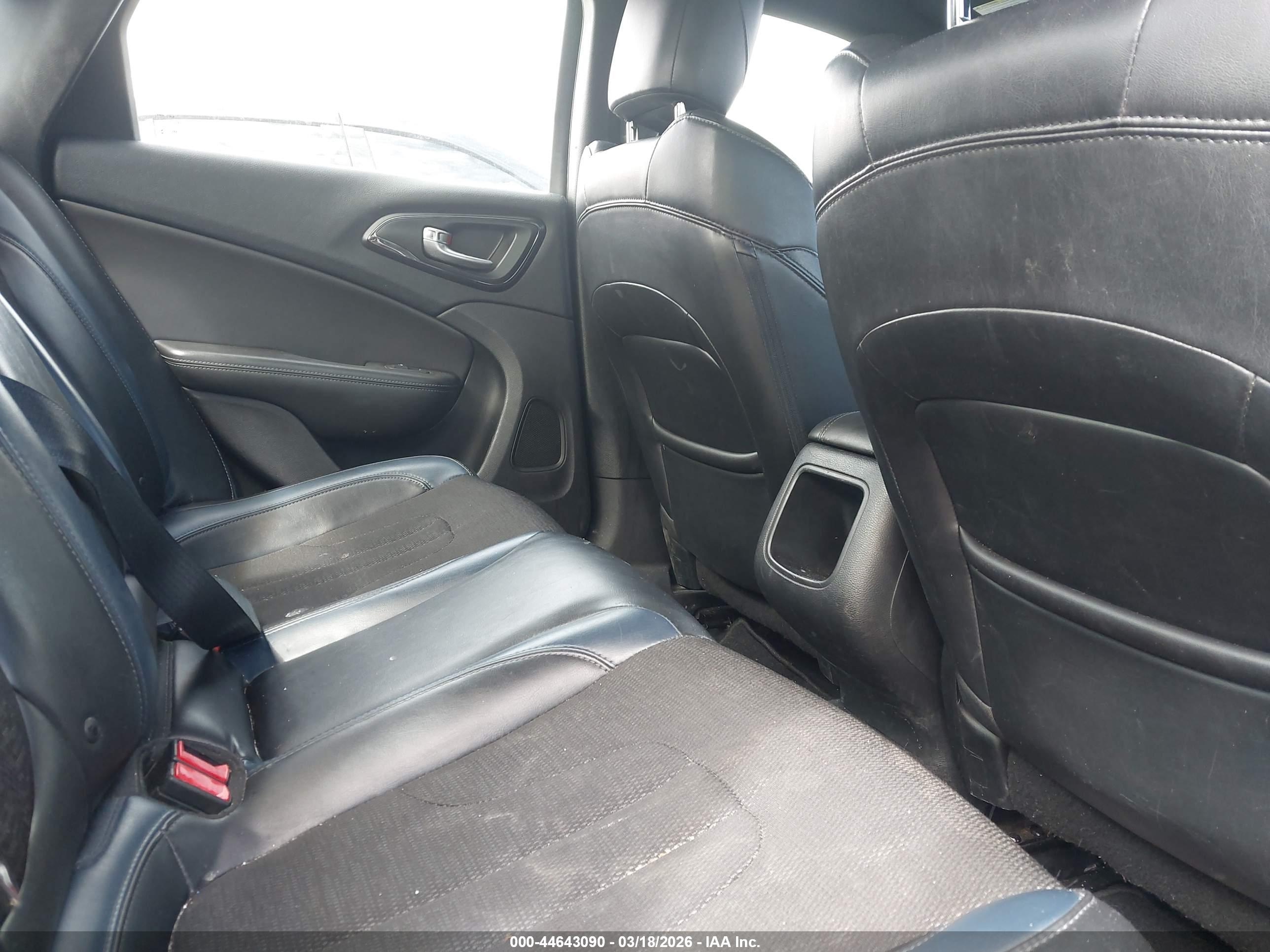 CHRYSLER 200 image 8