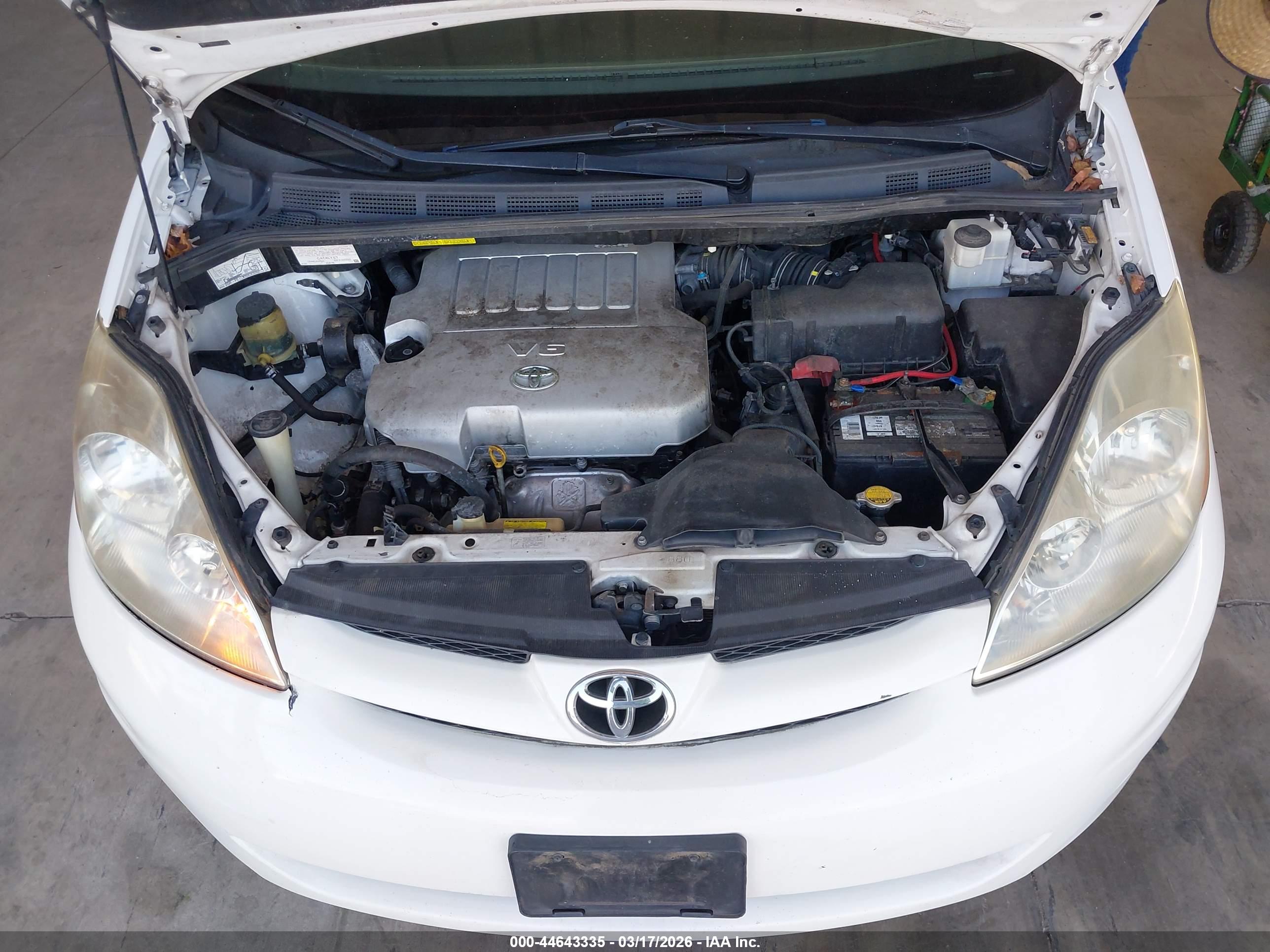 TOYOTA SIENNA image 10