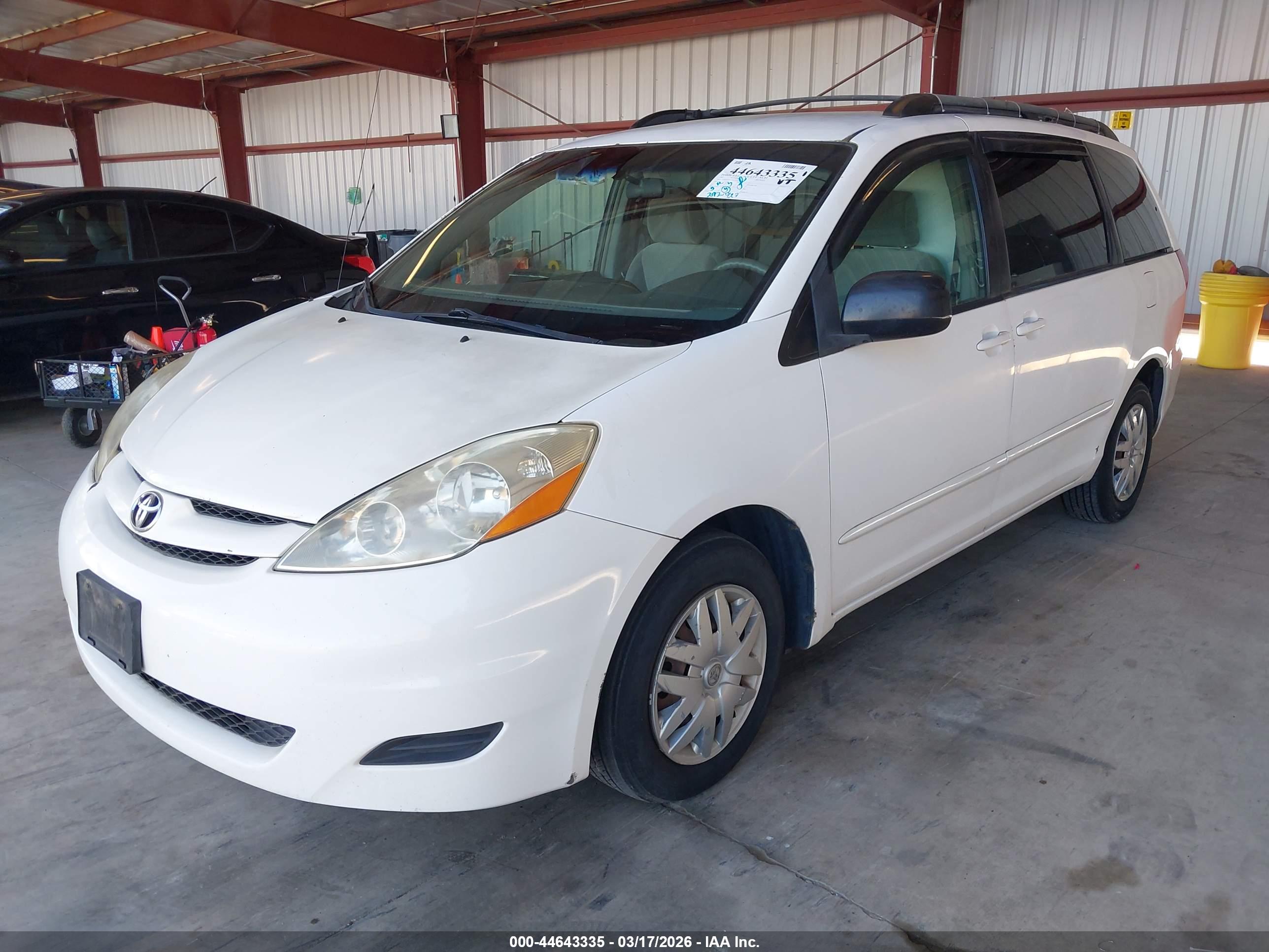 TOYOTA SIENNA image 2