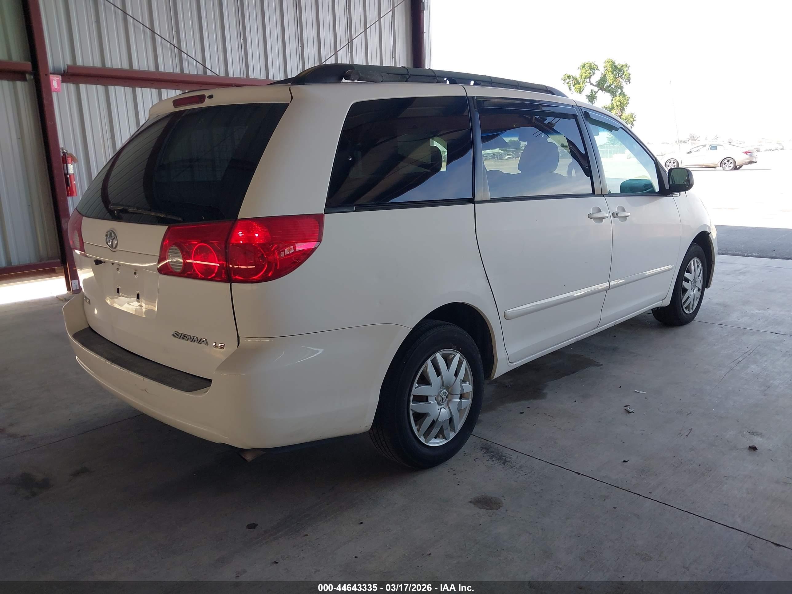 TOYOTA SIENNA image 4