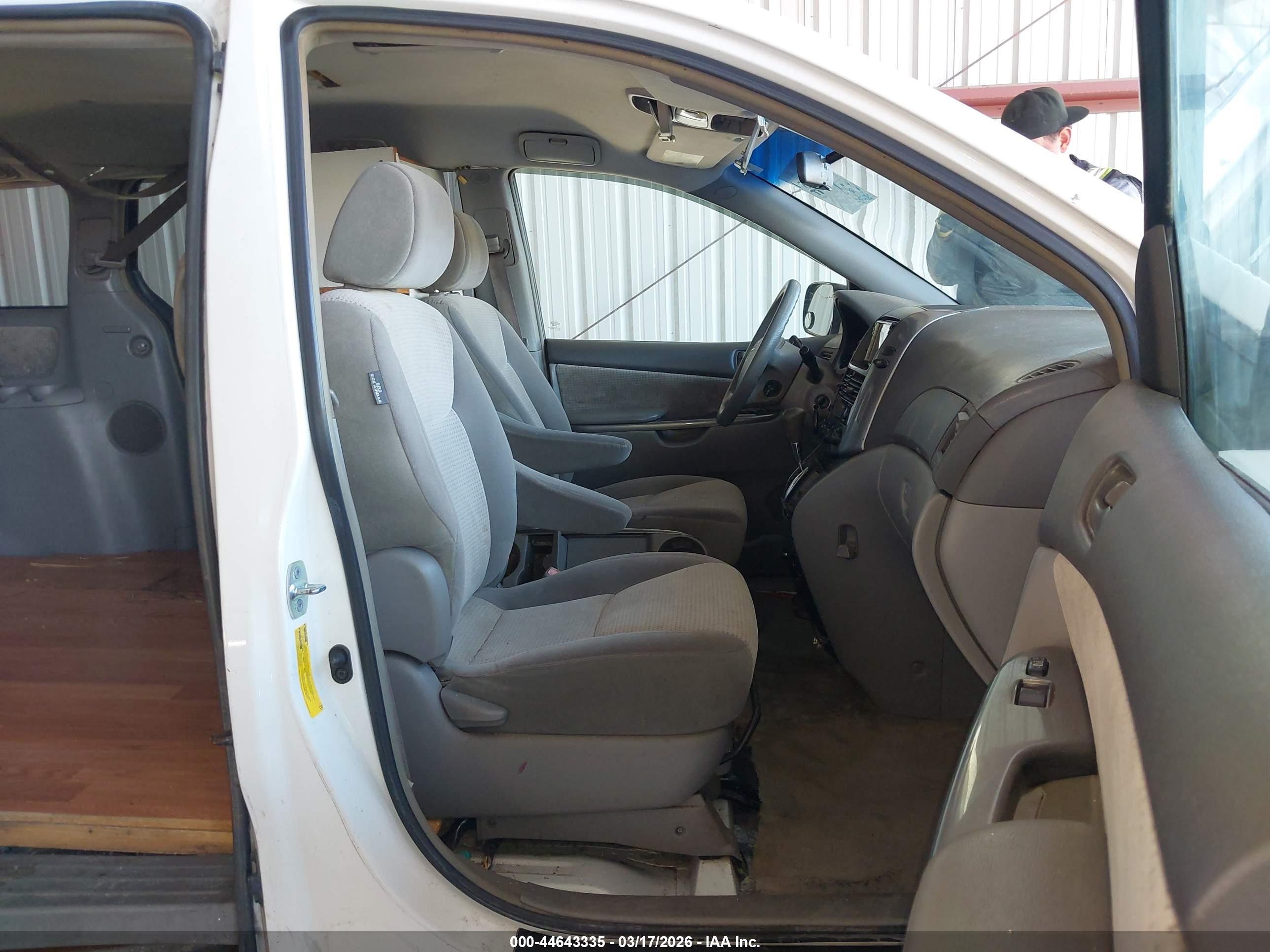TOYOTA SIENNA image 5