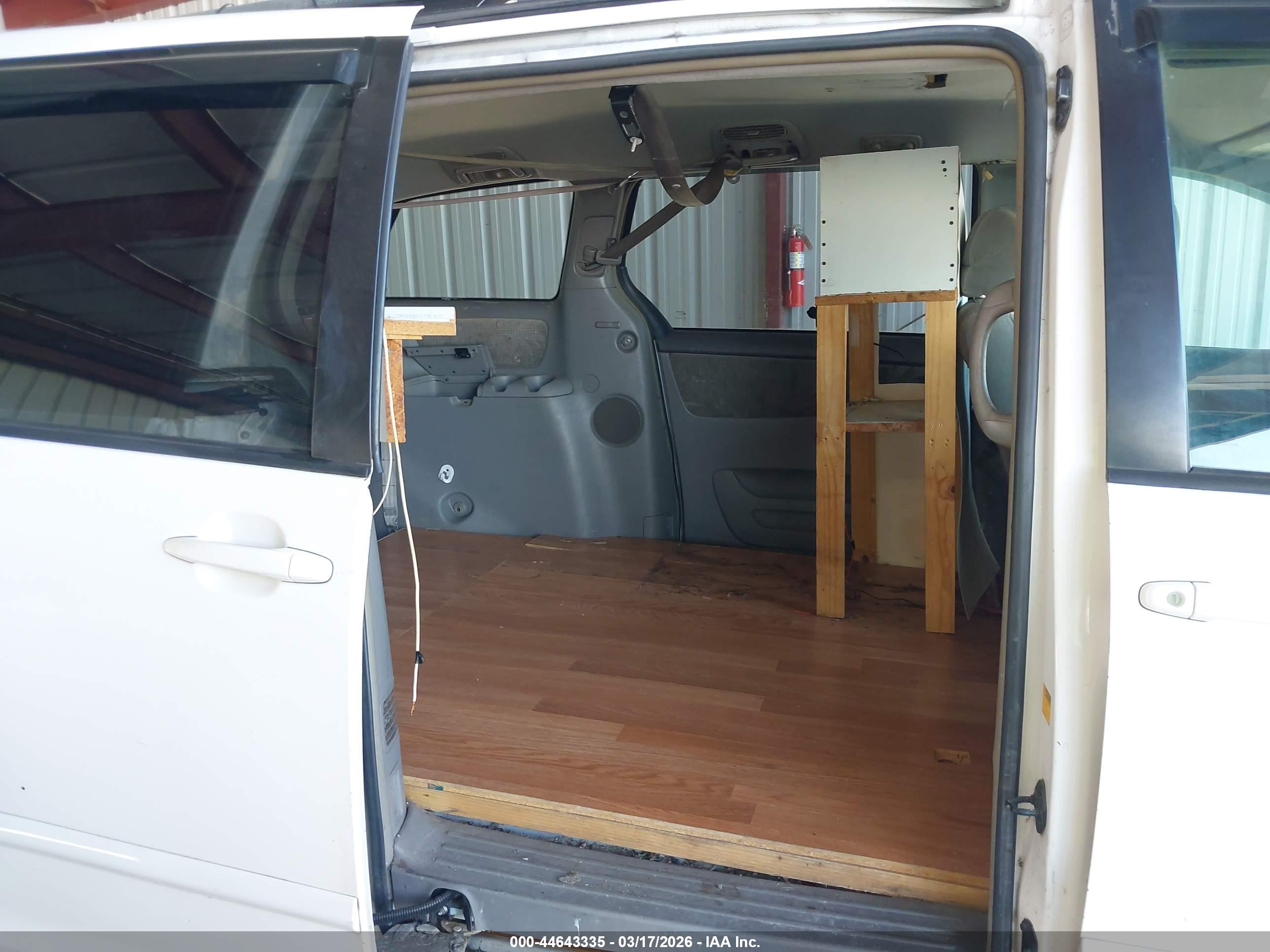 TOYOTA SIENNA image 8